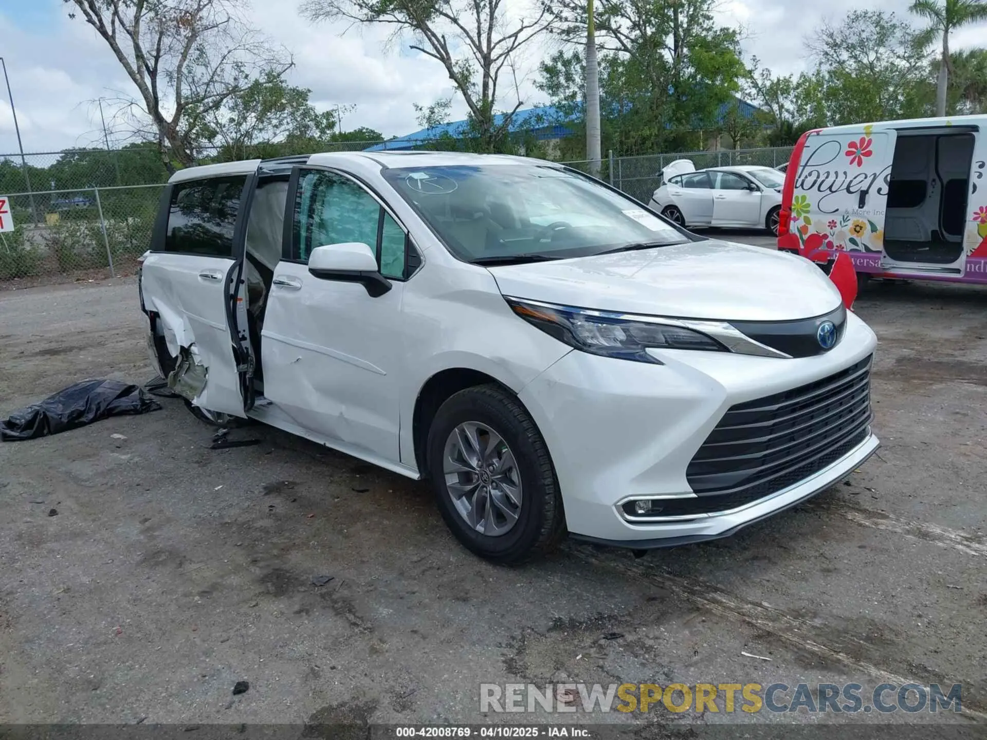 1 Photograph of a damaged car 5TDYRKEC2RS193267 TOYOTA SIENNA 2024