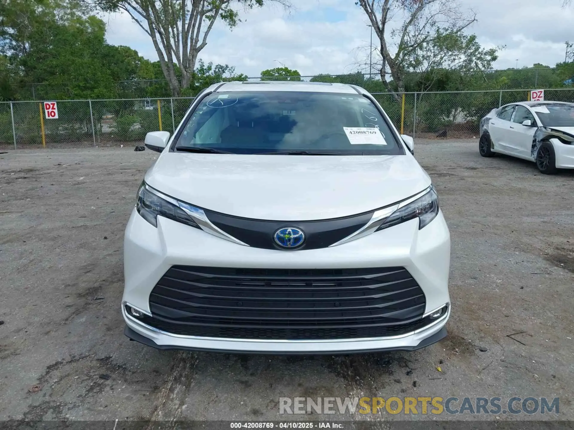 11 Photograph of a damaged car 5TDYRKEC2RS193267 TOYOTA SIENNA 2024