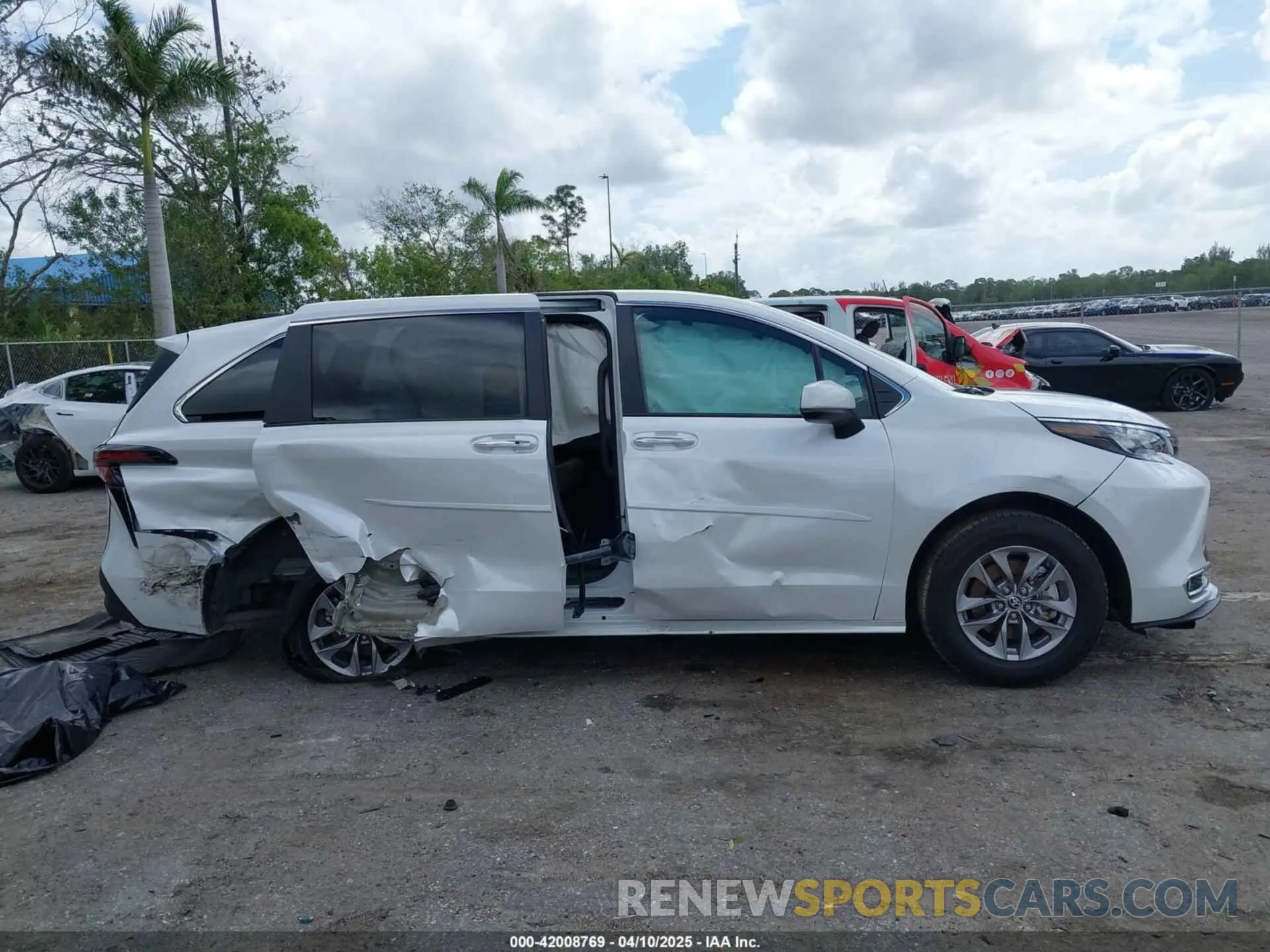 12 Photograph of a damaged car 5TDYRKEC2RS193267 TOYOTA SIENNA 2024