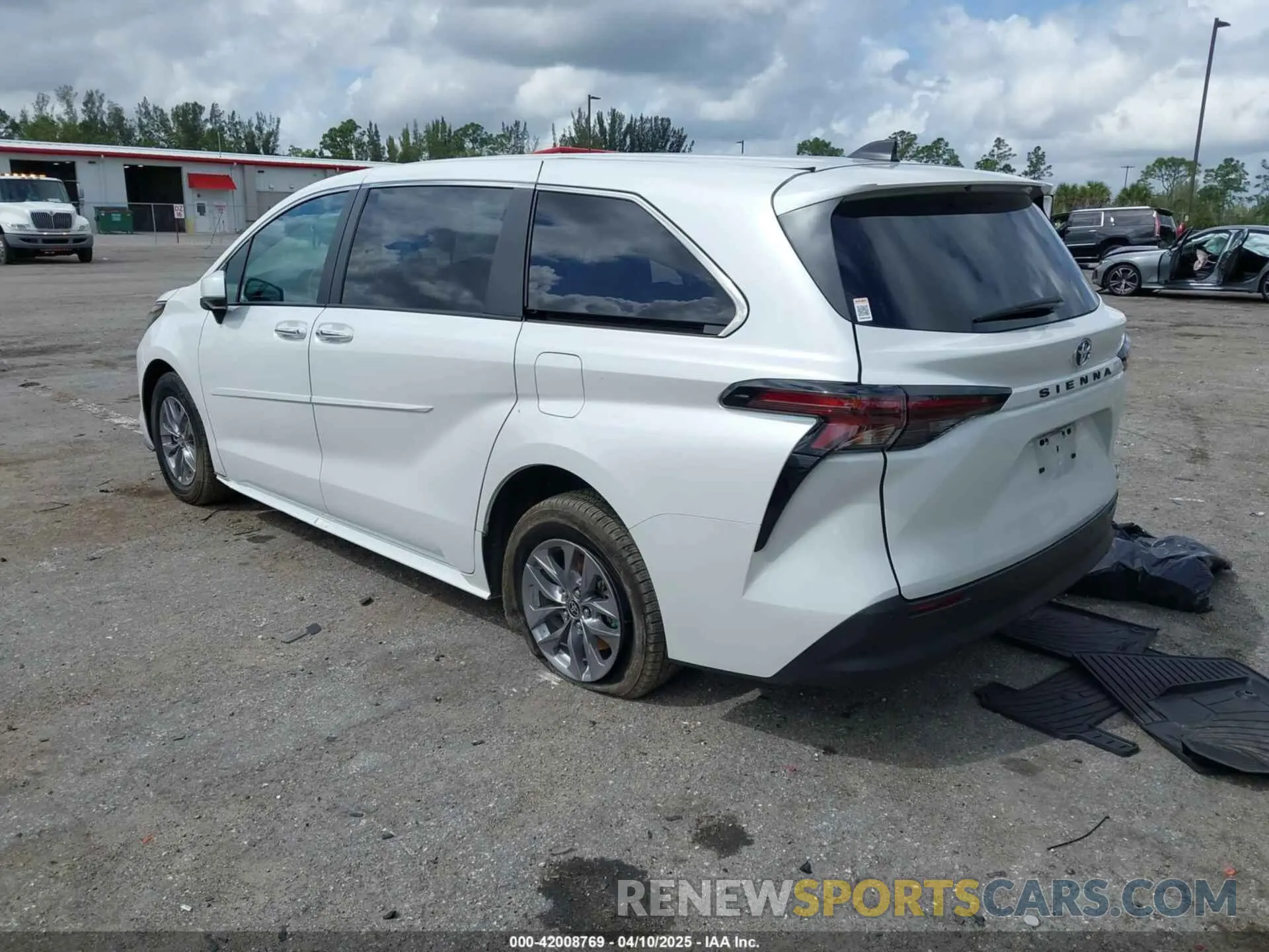 3 Photograph of a damaged car 5TDYRKEC2RS193267 TOYOTA SIENNA 2024