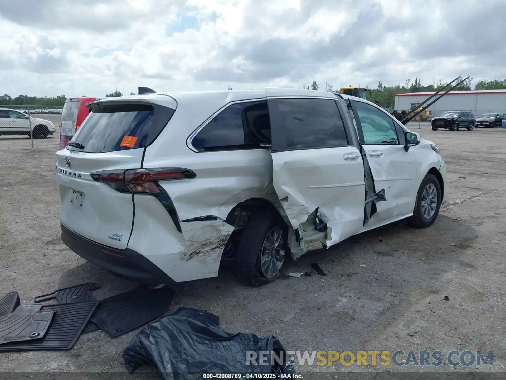 4 Photograph of a damaged car 5TDYRKEC2RS193267 TOYOTA SIENNA 2024