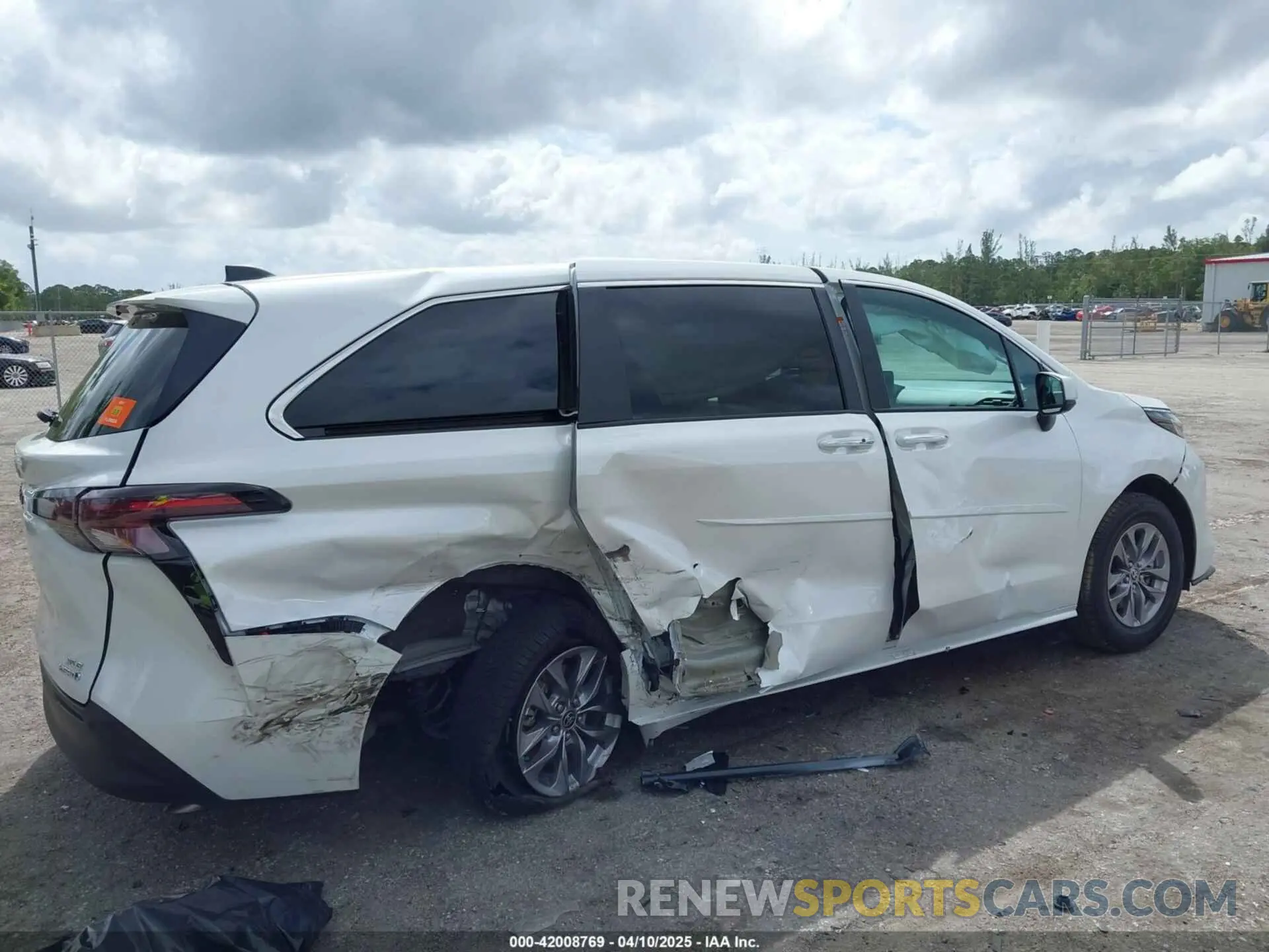 6 Photograph of a damaged car 5TDYRKEC2RS193267 TOYOTA SIENNA 2024