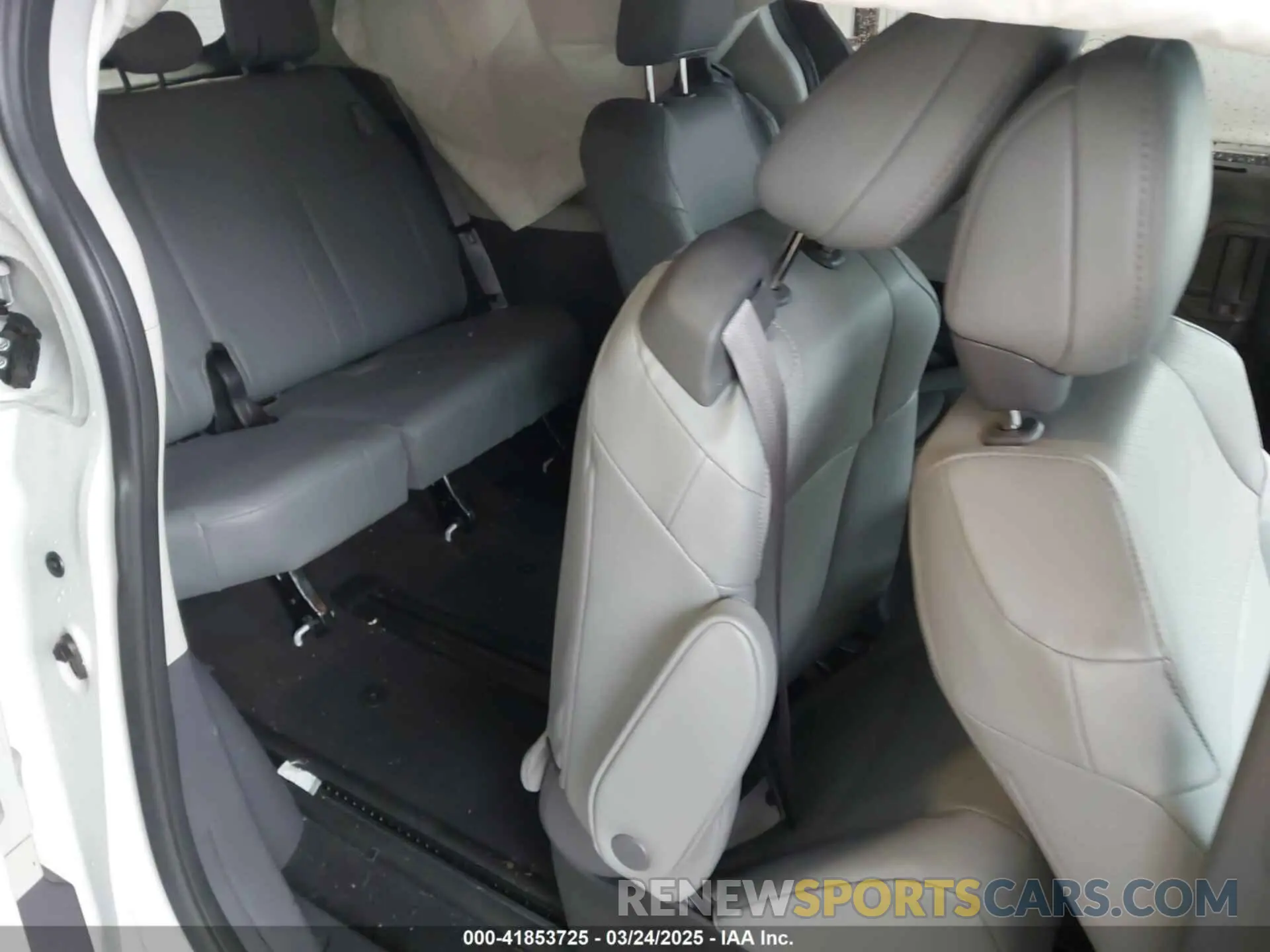 8 Photograph of a damaged car 5TDYRKEC3RS190684 TOYOTA SIENNA 2024