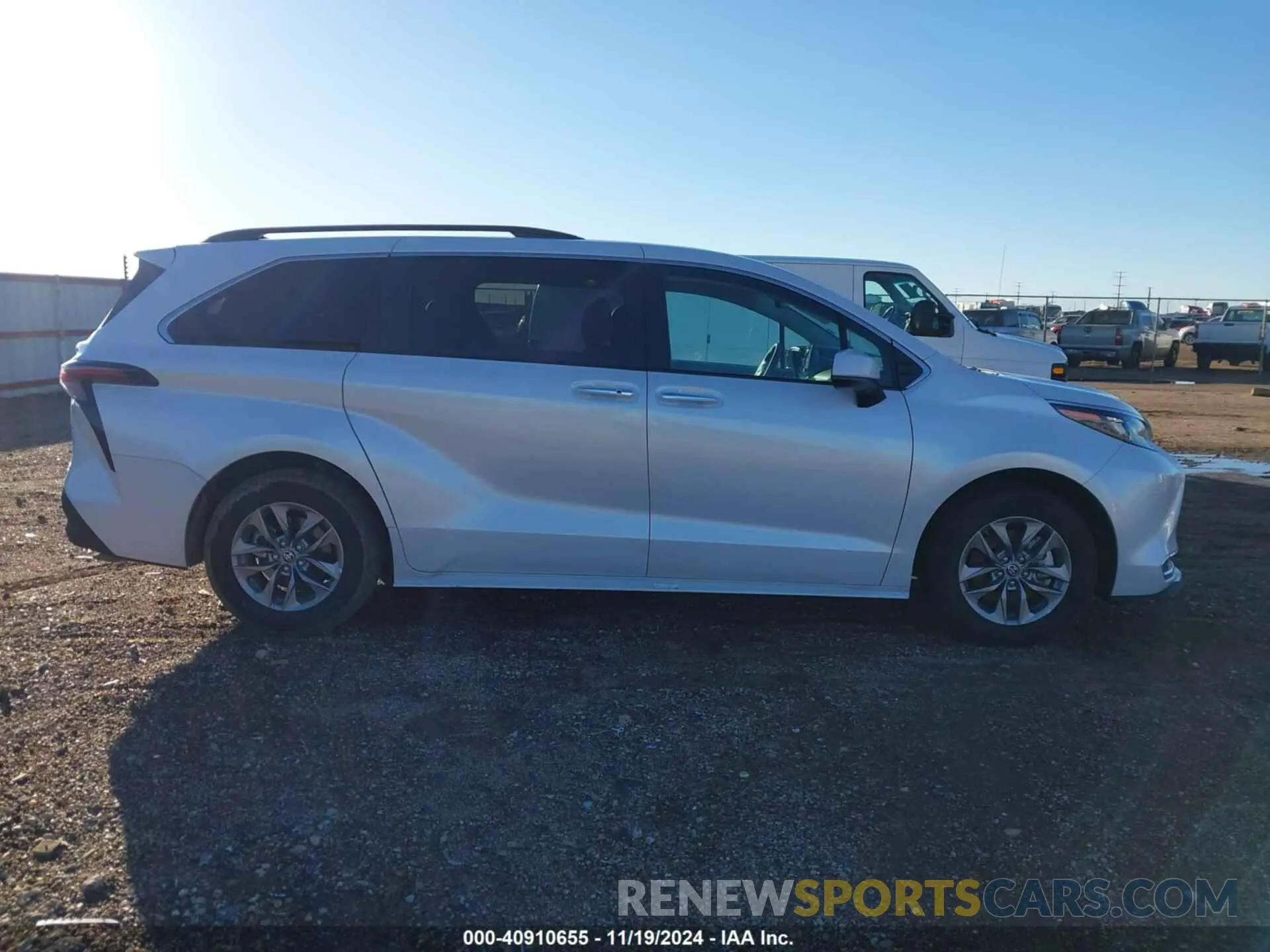 13 Photograph of a damaged car 5TDYRKEC3RS205765 TOYOTA SIENNA 2024