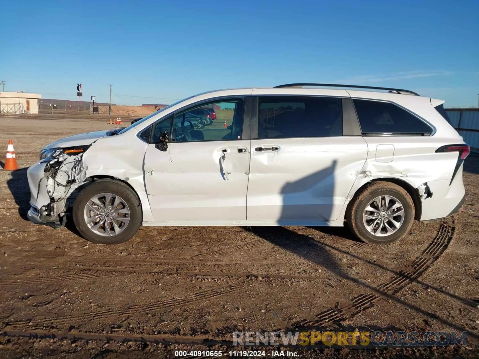 14 Photograph of a damaged car 5TDYRKEC3RS205765 TOYOTA SIENNA 2024