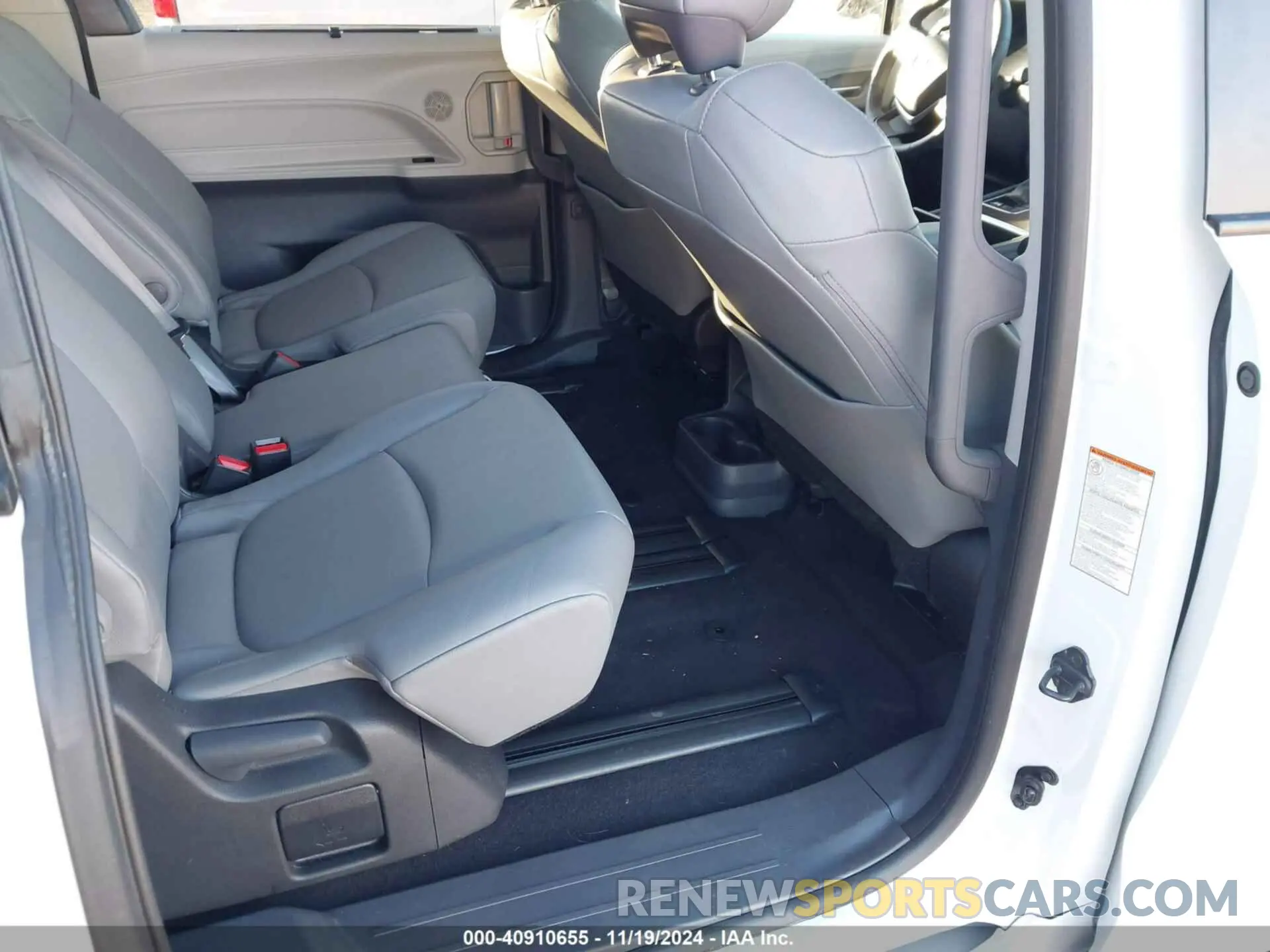 8 Photograph of a damaged car 5TDYRKEC3RS205765 TOYOTA SIENNA 2024