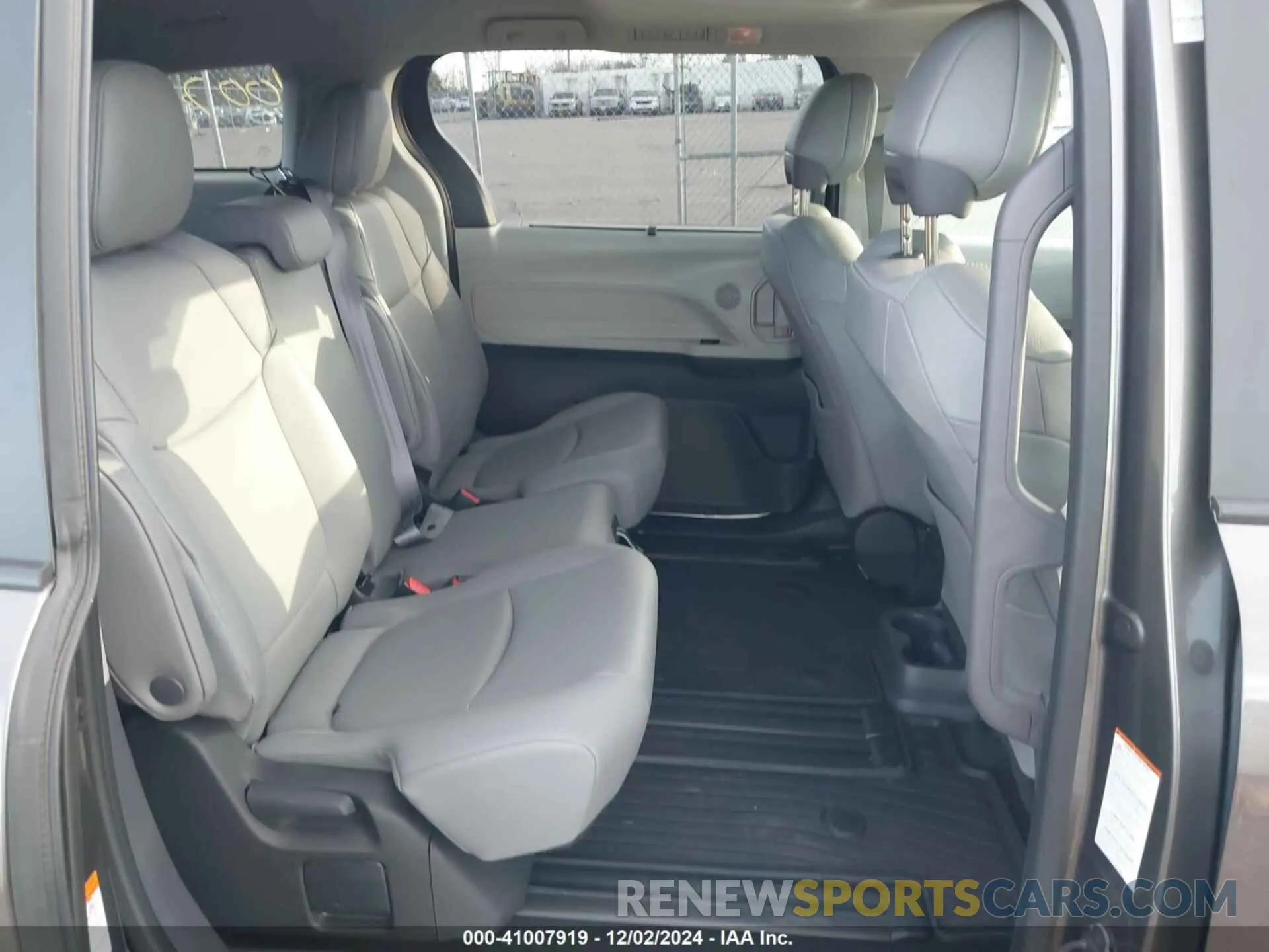 8 Photograph of a damaged car 5TDYRKEC7RS186217 TOYOTA SIENNA 2024