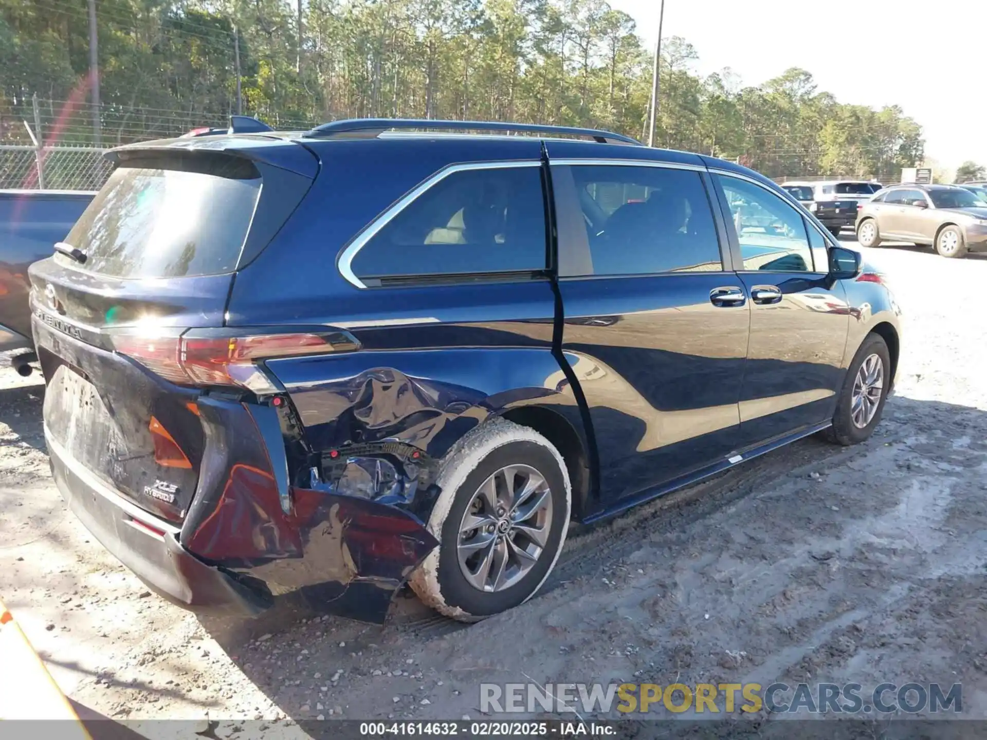 4 Photograph of a damaged car 5TDYRKEC7RS195208 TOYOTA SIENNA 2024