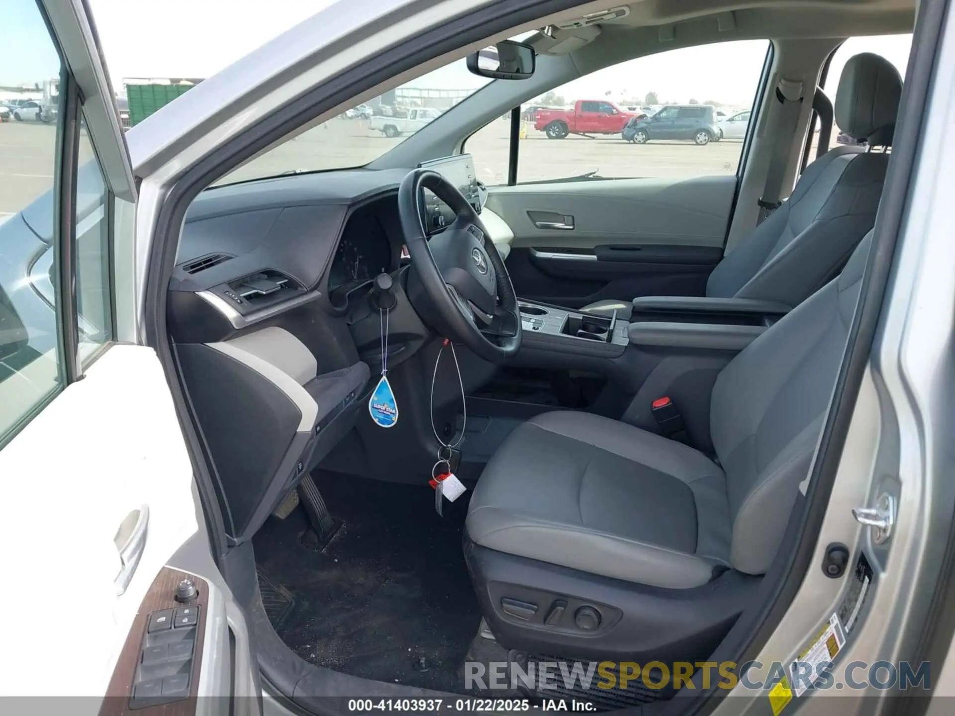 5 Photograph of a damaged car 5TDYRKEC8RS193614 TOYOTA SIENNA 2024