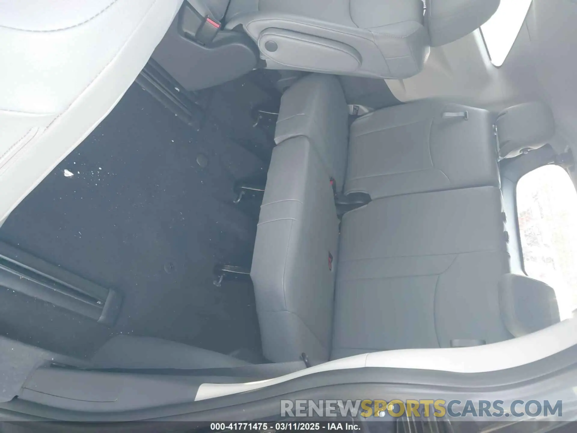 19 Photograph of a damaged car 5TDYRKEC8RS215451 TOYOTA SIENNA 2024