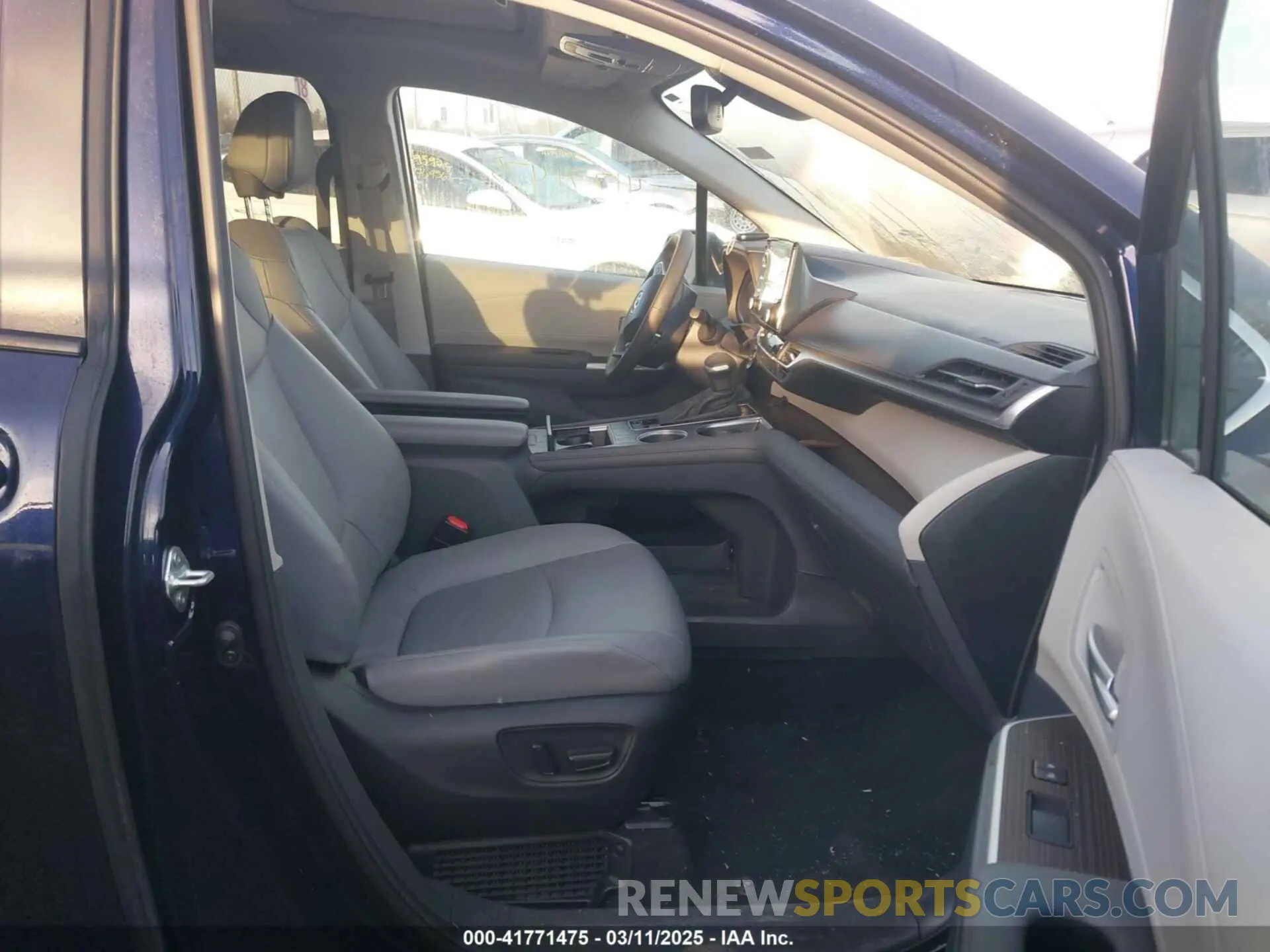 5 Photograph of a damaged car 5TDYRKEC8RS215451 TOYOTA SIENNA 2024