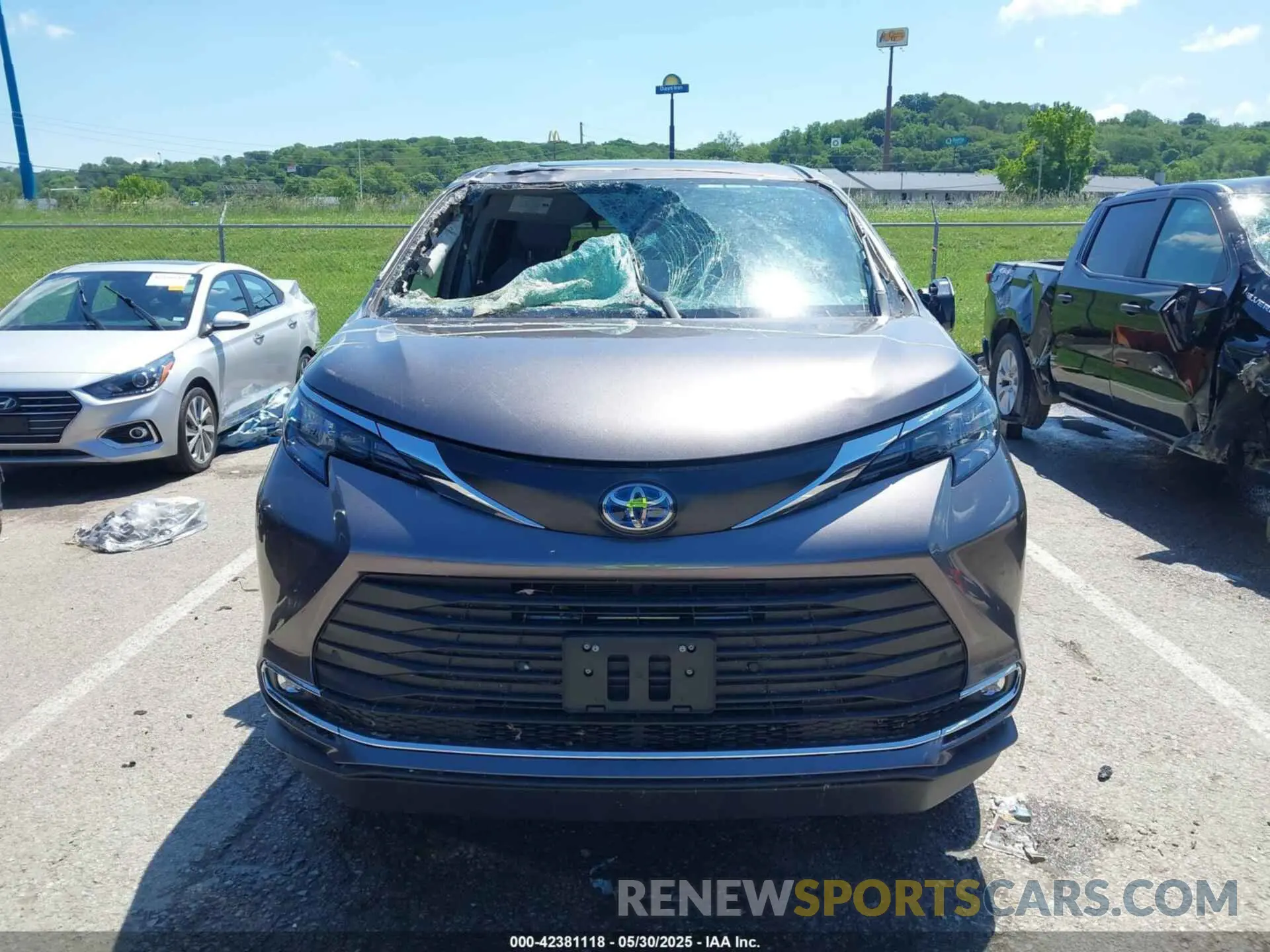 12 Photograph of a damaged car 5TDYRKECXRS180167 TOYOTA SIENNA 2024