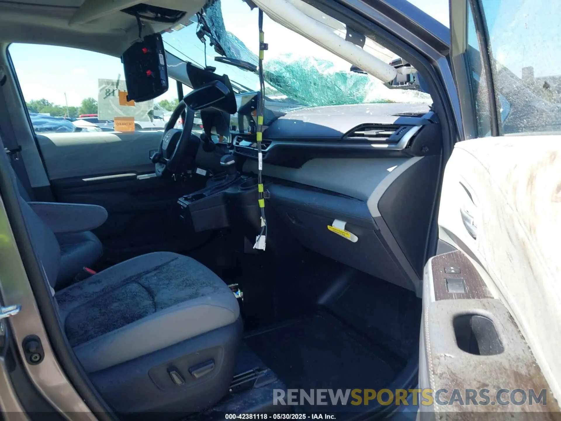 5 Photograph of a damaged car 5TDYRKECXRS180167 TOYOTA SIENNA 2024