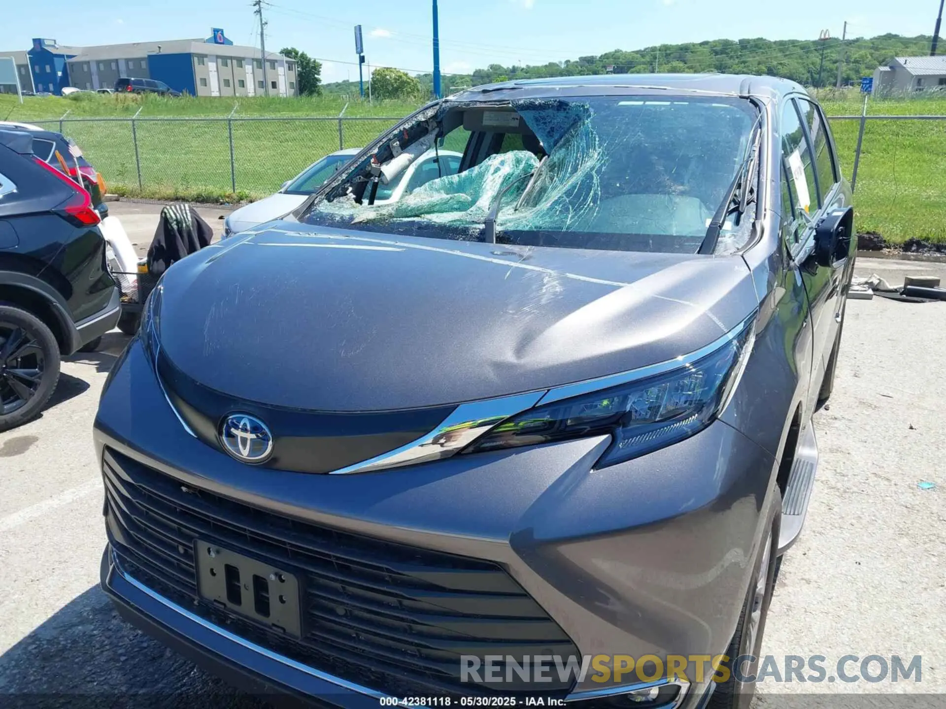 6 Photograph of a damaged car 5TDYRKECXRS180167 TOYOTA SIENNA 2024