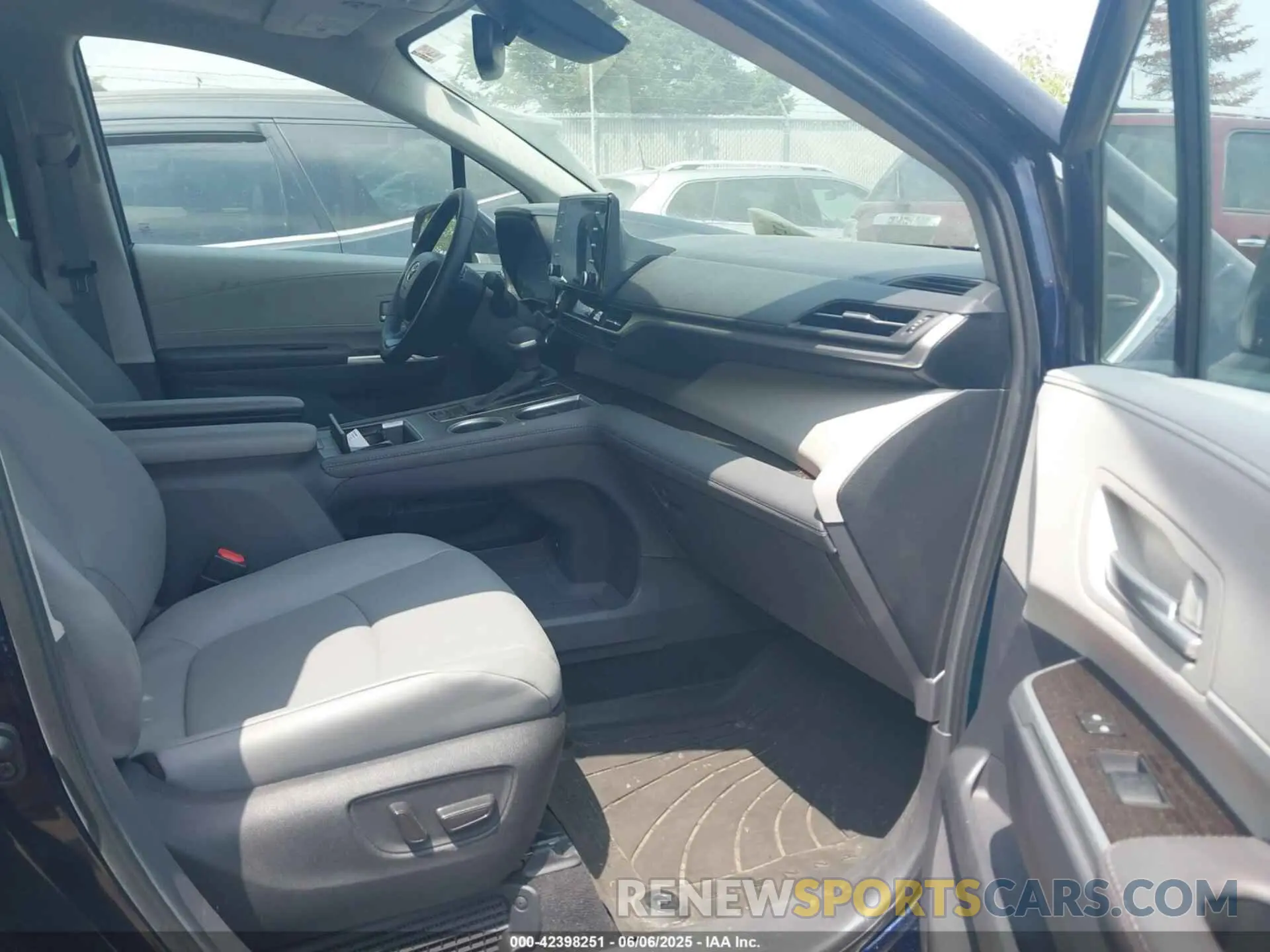 5 Photograph of a damaged car 5TDYSKFC5RS130067 TOYOTA SIENNA 2024