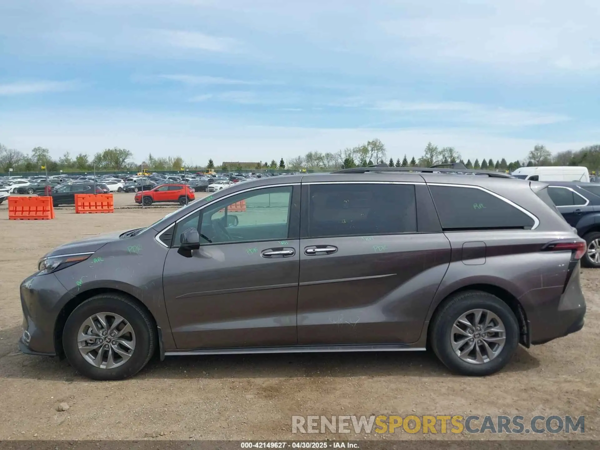 14 Photograph of a damaged car 5TDYSKFC5RS139626 TOYOTA SIENNA 2024