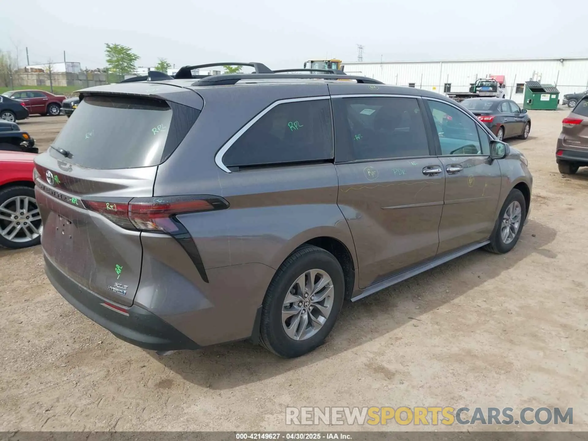 4 Photograph of a damaged car 5TDYSKFC5RS139626 TOYOTA SIENNA 2024