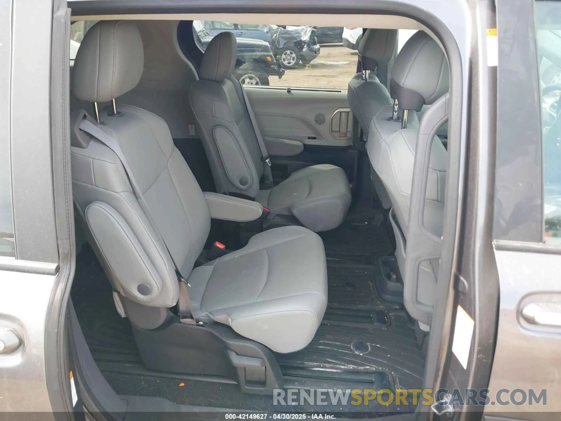 8 Photograph of a damaged car 5TDYSKFC5RS139626 TOYOTA SIENNA 2024
