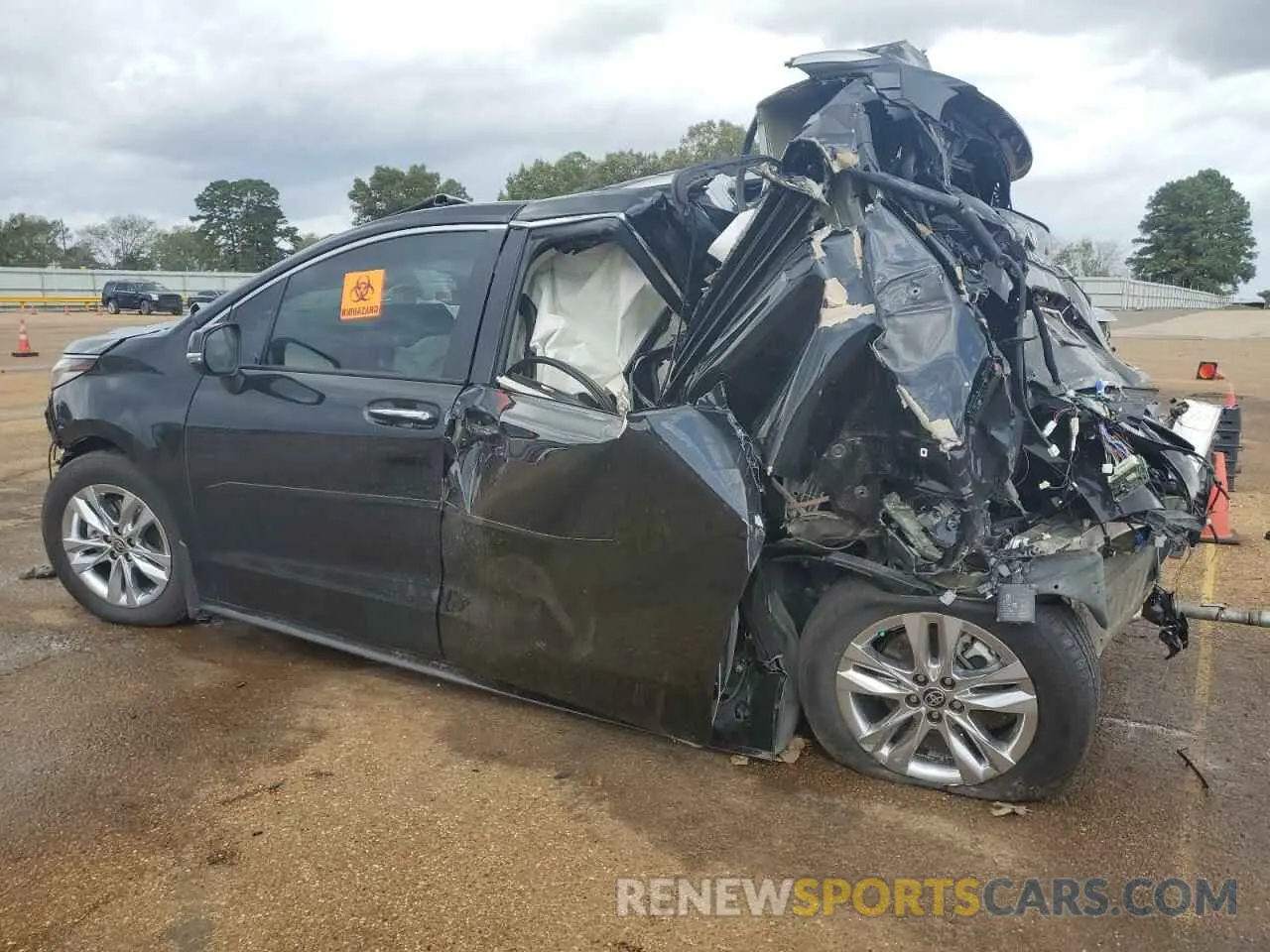 2 Photograph of a damaged car 5TDZRKEC0RS182904 TOYOTA SIENNA 2024