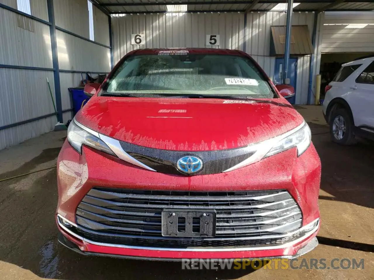 5 Photograph of a damaged car 5TDZSKFC1RS122942 TOYOTA SIENNA 2024