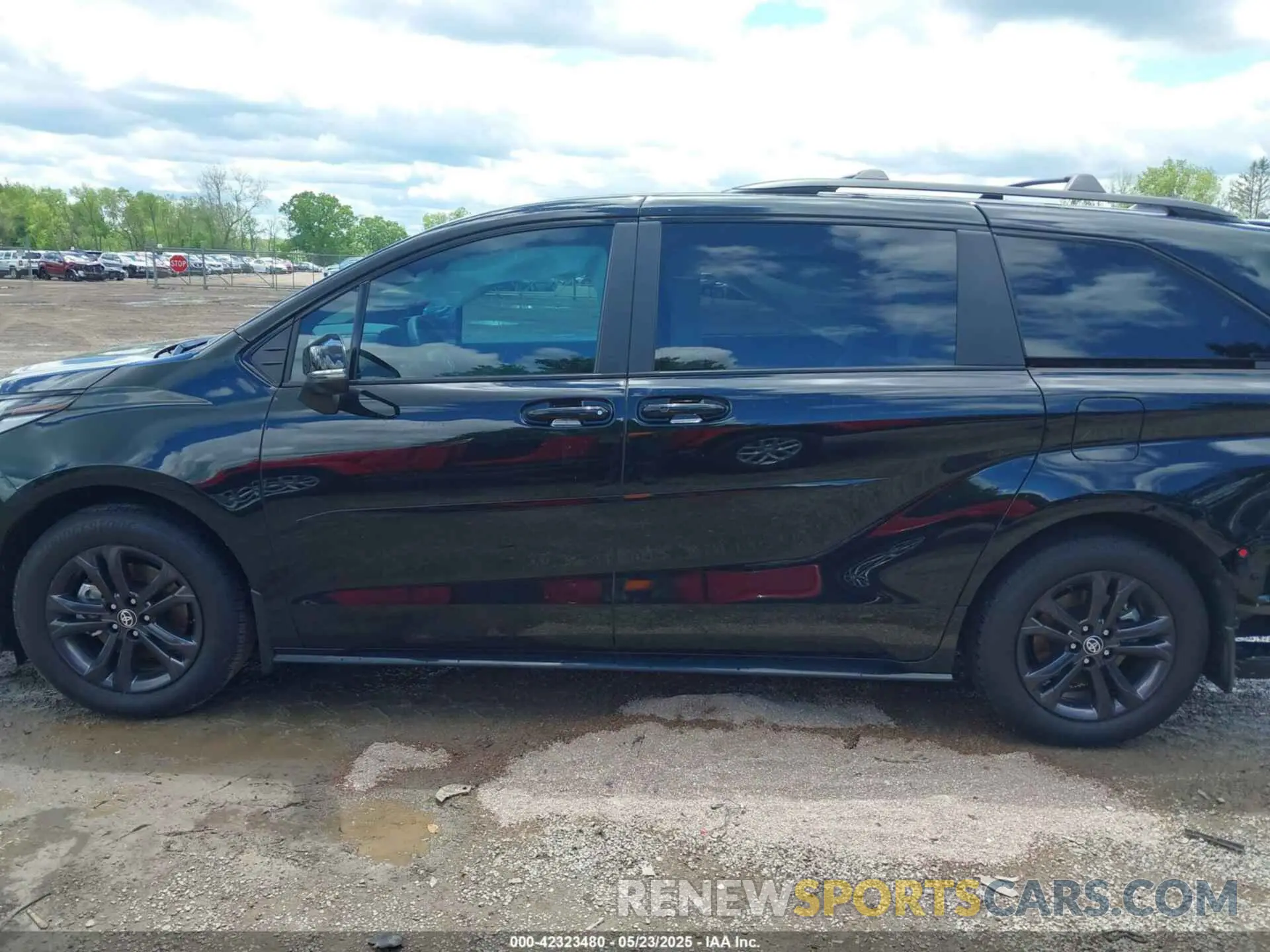 15 Photograph of a damaged car 5TDCSKFCXSS156213 TOYOTA SIENNA 2025