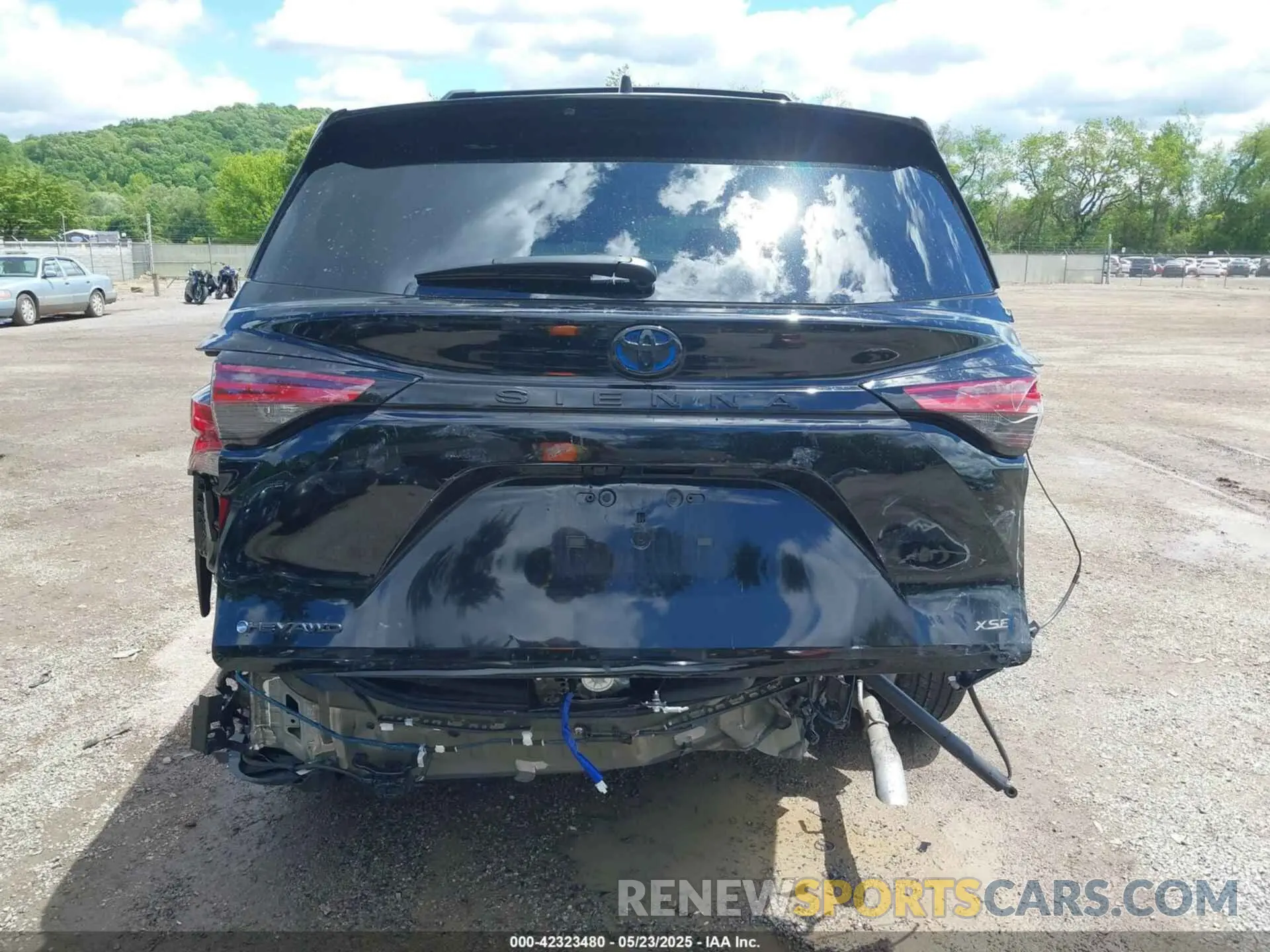 17 Photograph of a damaged car 5TDCSKFCXSS156213 TOYOTA SIENNA 2025