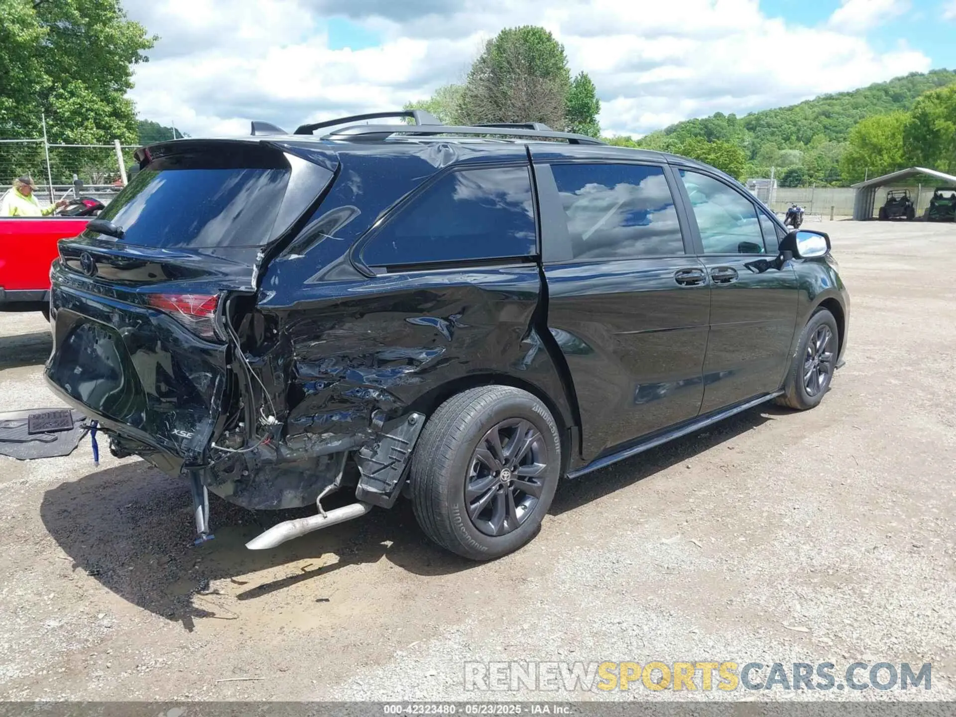 4 Photograph of a damaged car 5TDCSKFCXSS156213 TOYOTA SIENNA 2025
