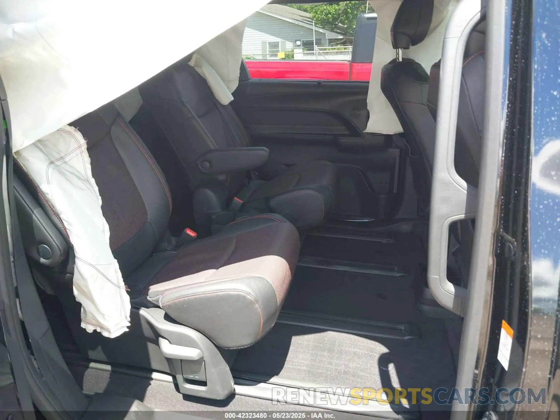 8 Photograph of a damaged car 5TDCSKFCXSS156213 TOYOTA SIENNA 2025
