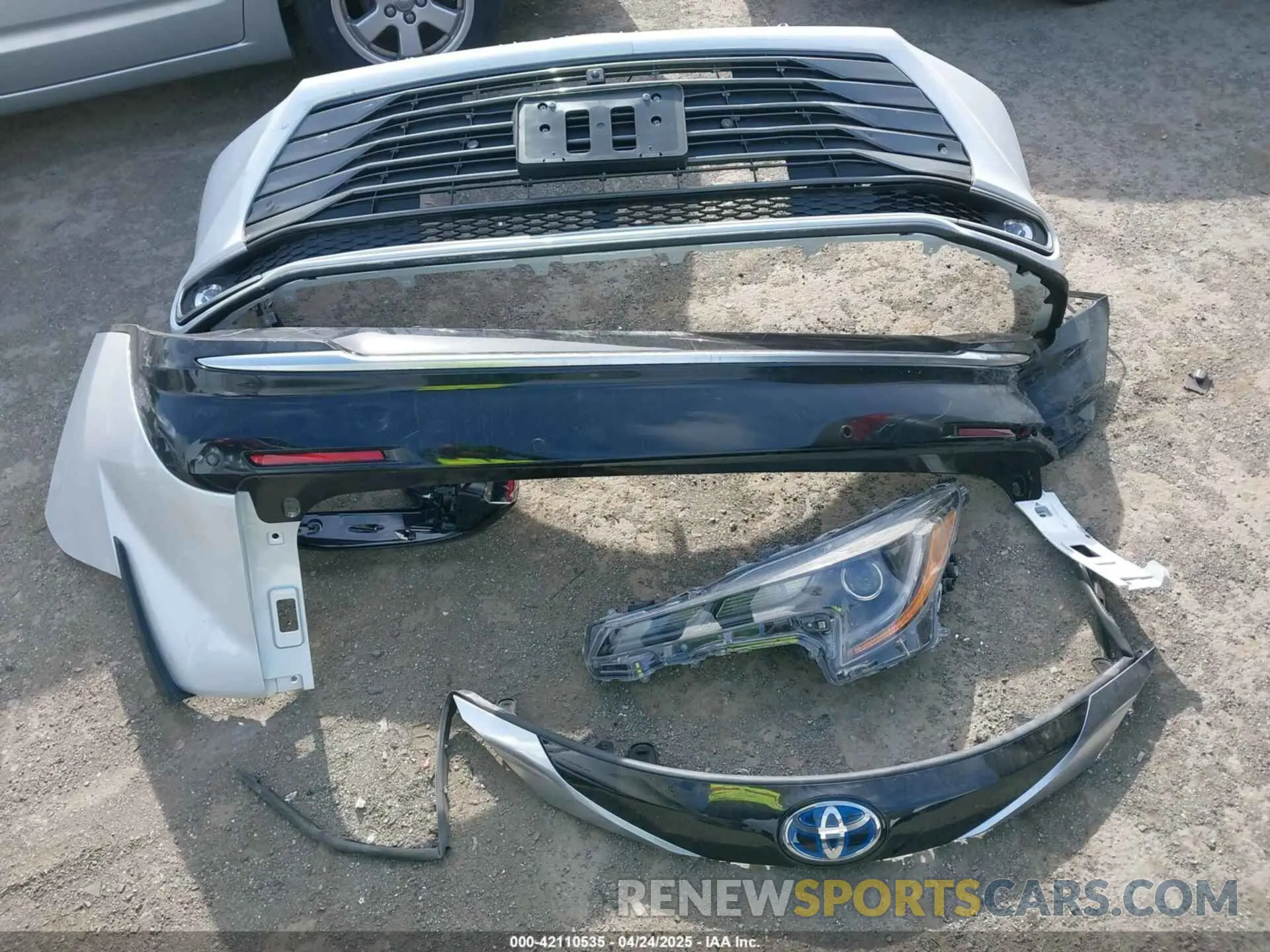 12 Photograph of a damaged car 5TDESKFC0SS168394 TOYOTA SIENNA 2025