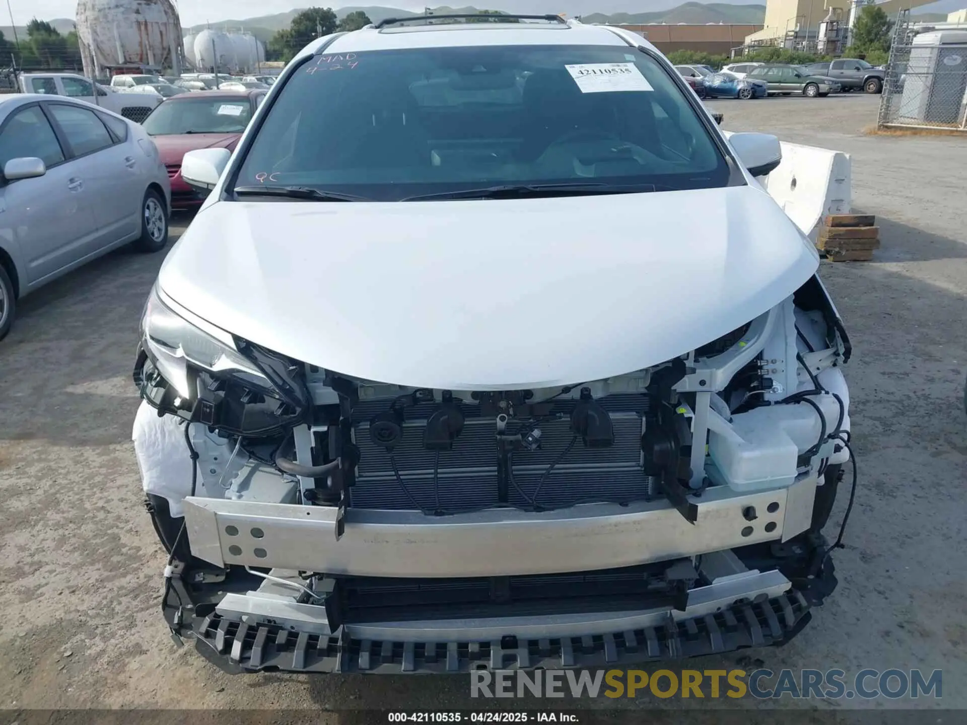 13 Photograph of a damaged car 5TDESKFC0SS168394 TOYOTA SIENNA 2025