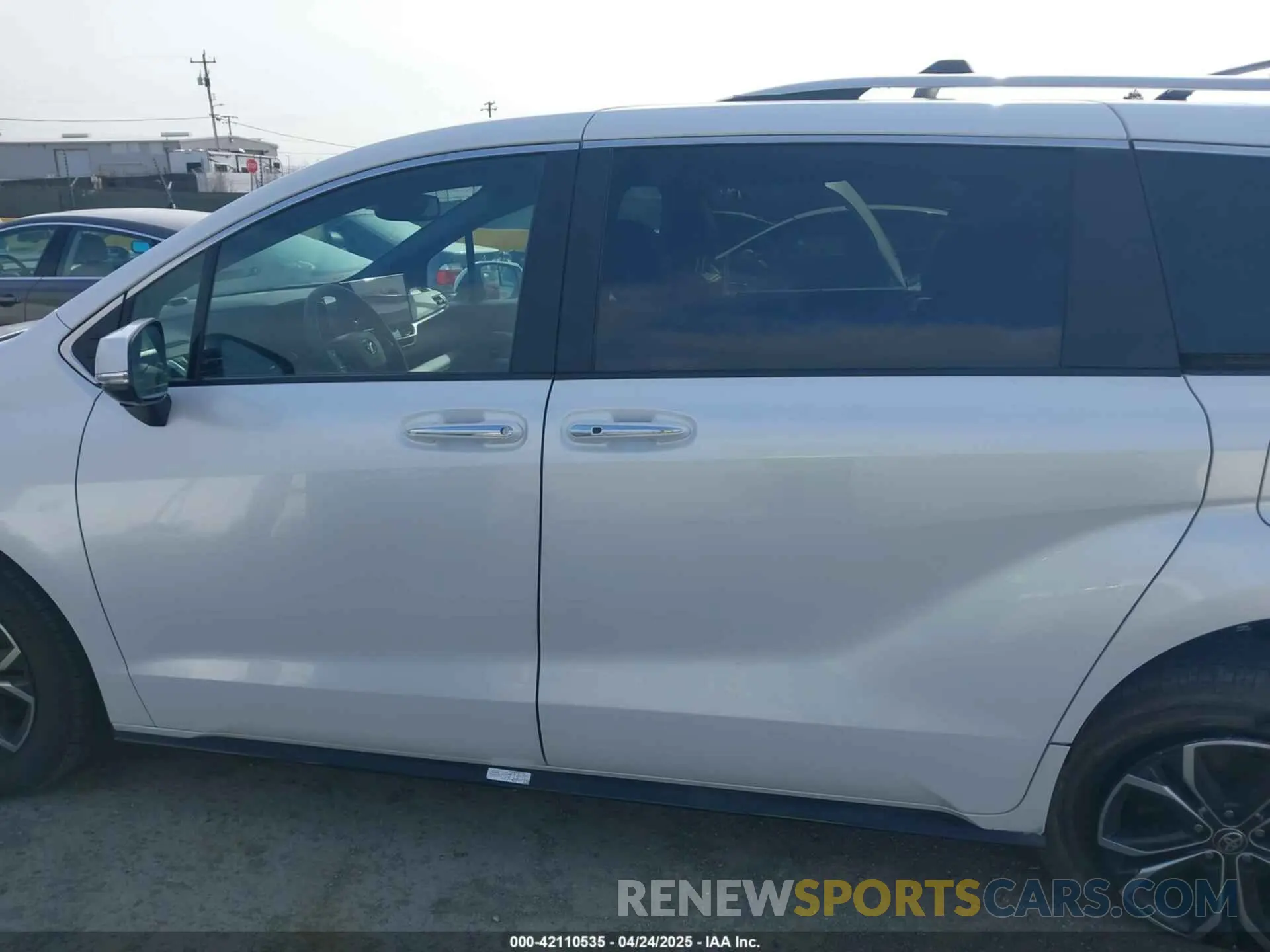 15 Photograph of a damaged car 5TDESKFC0SS168394 TOYOTA SIENNA 2025