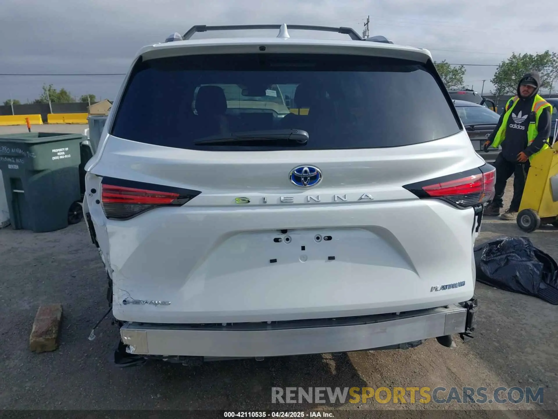 17 Photograph of a damaged car 5TDESKFC0SS168394 TOYOTA SIENNA 2025