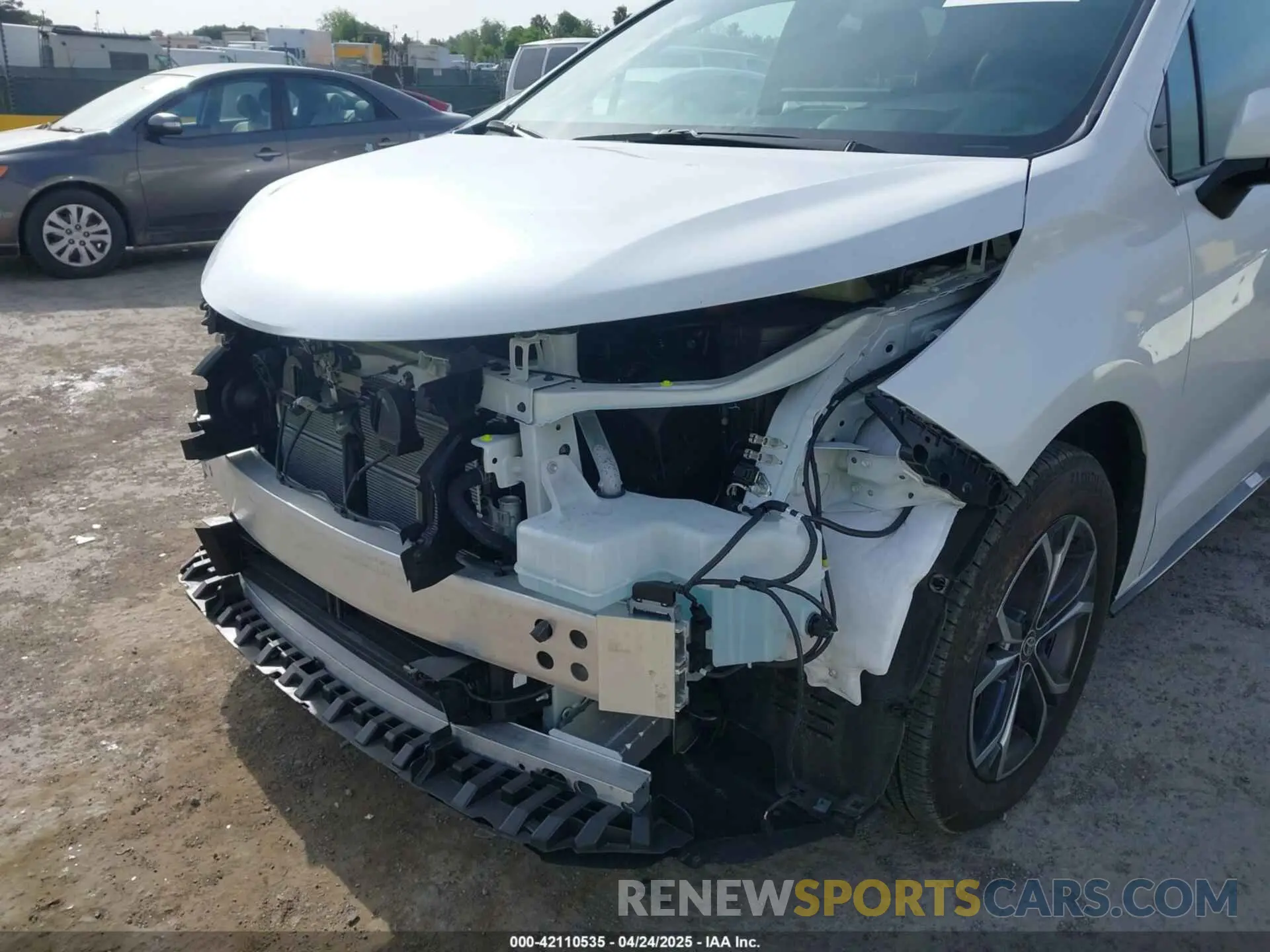 18 Photograph of a damaged car 5TDESKFC0SS168394 TOYOTA SIENNA 2025