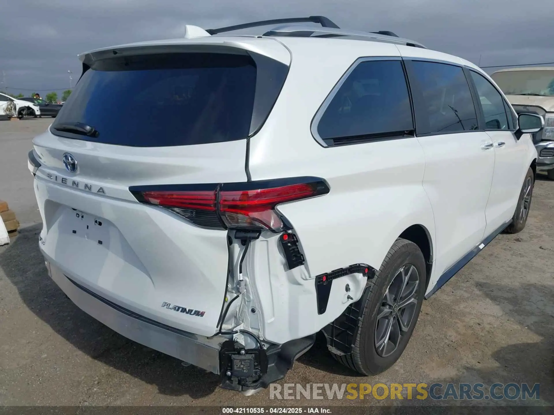 4 Photograph of a damaged car 5TDESKFC0SS168394 TOYOTA SIENNA 2025