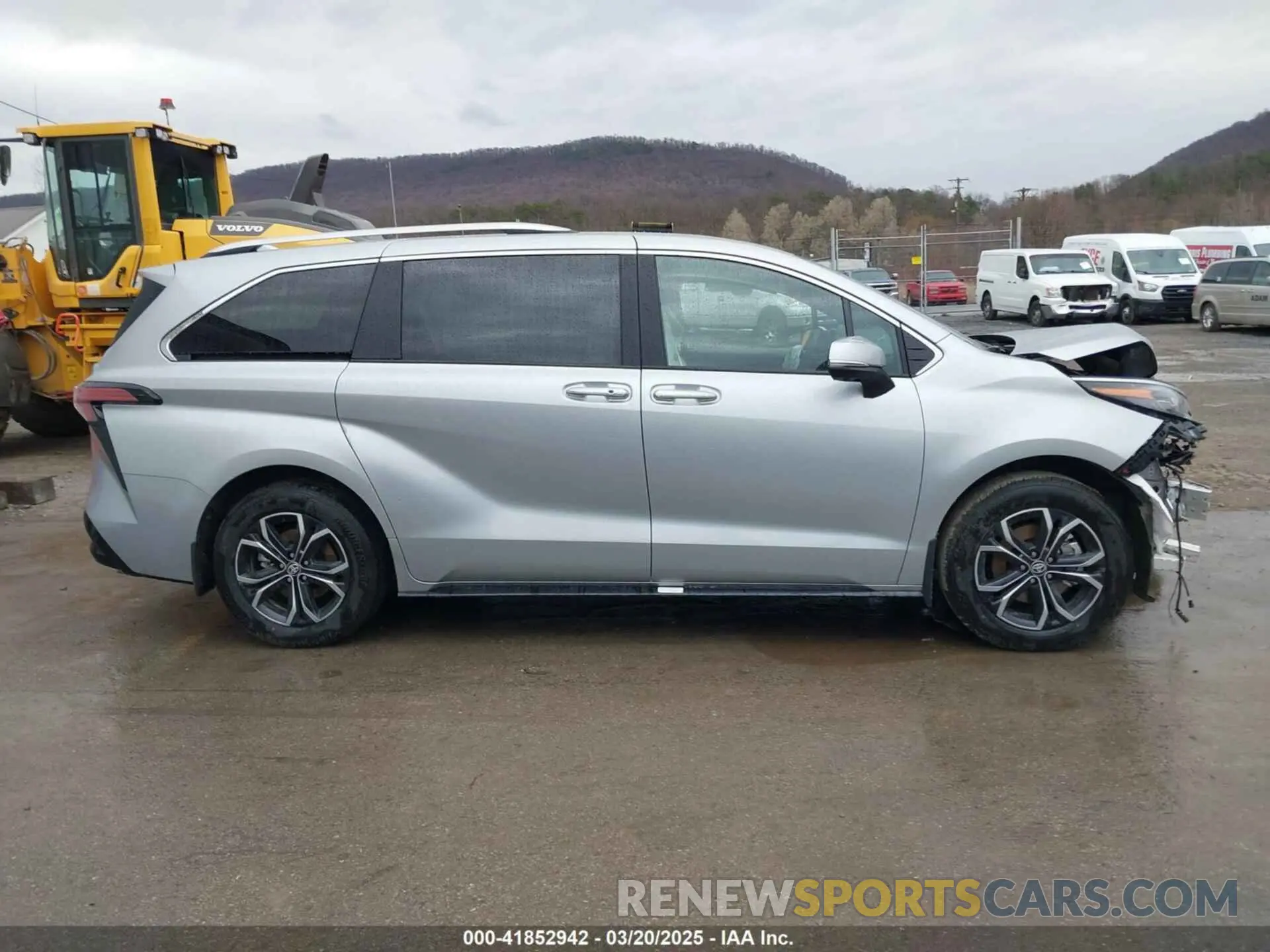 14 Photograph of a damaged car 5TDESKFC0SS168900 TOYOTA SIENNA 2025