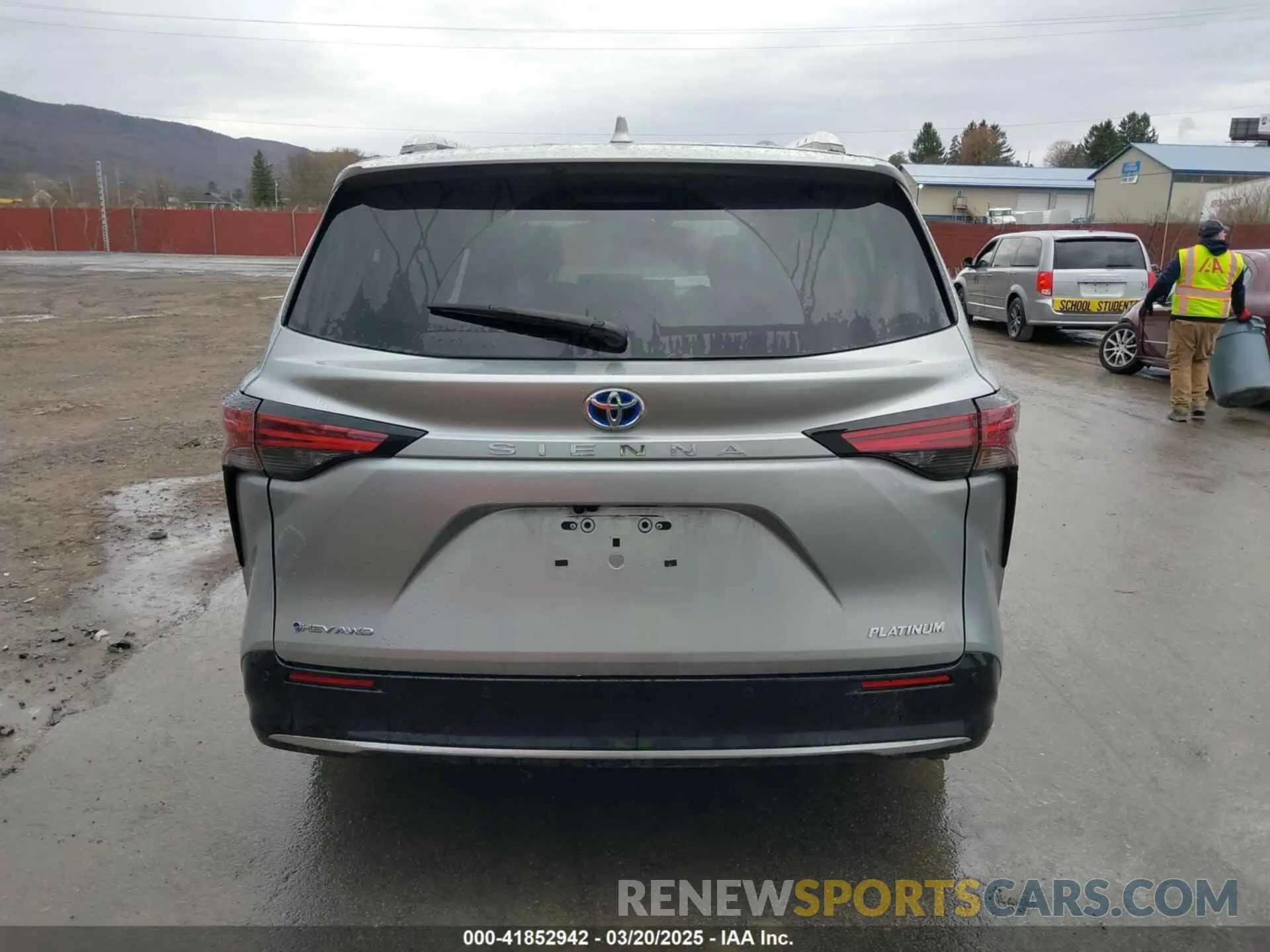 17 Photograph of a damaged car 5TDESKFC0SS168900 TOYOTA SIENNA 2025