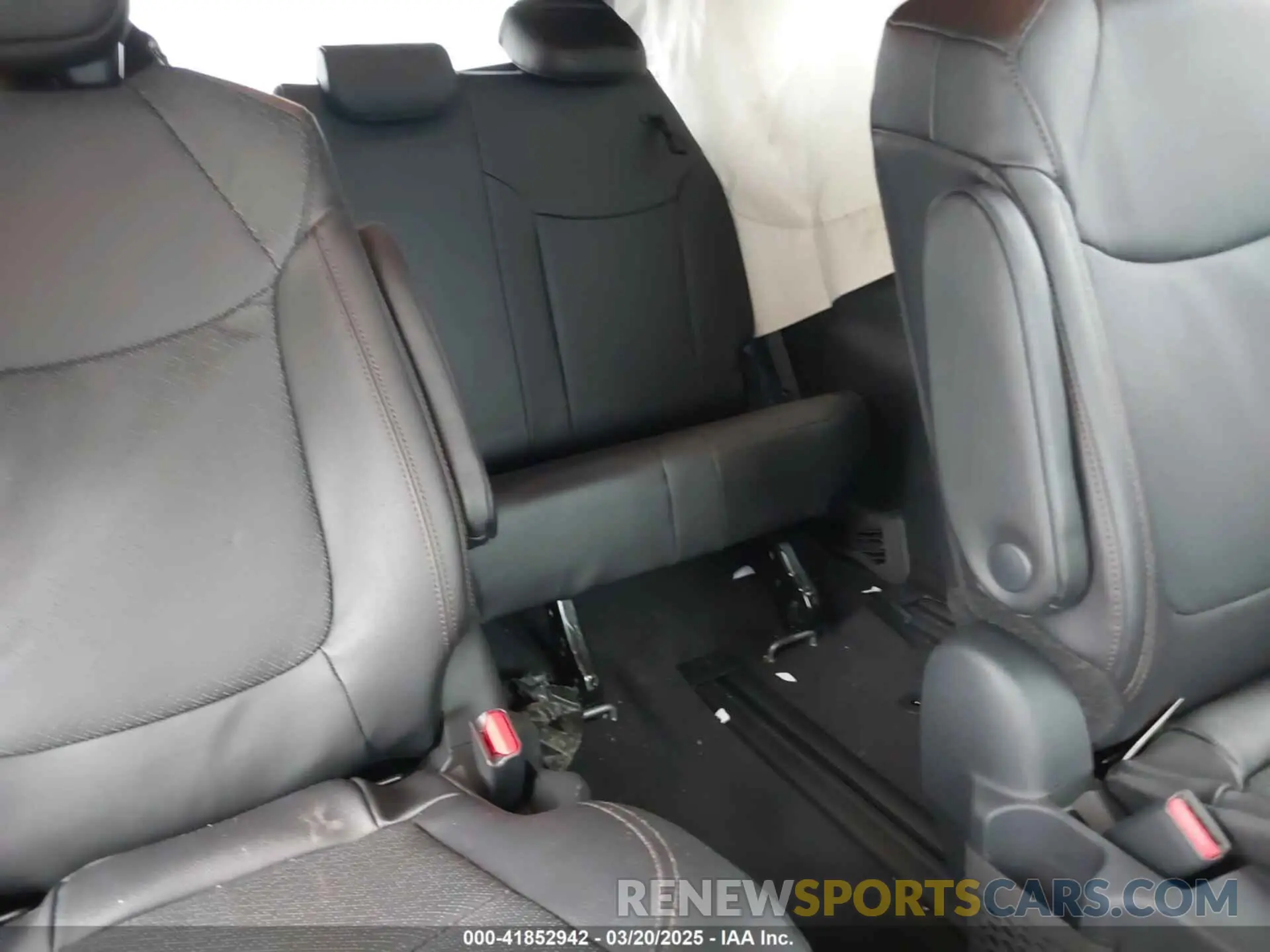 8 Photograph of a damaged car 5TDESKFC0SS168900 TOYOTA SIENNA 2025