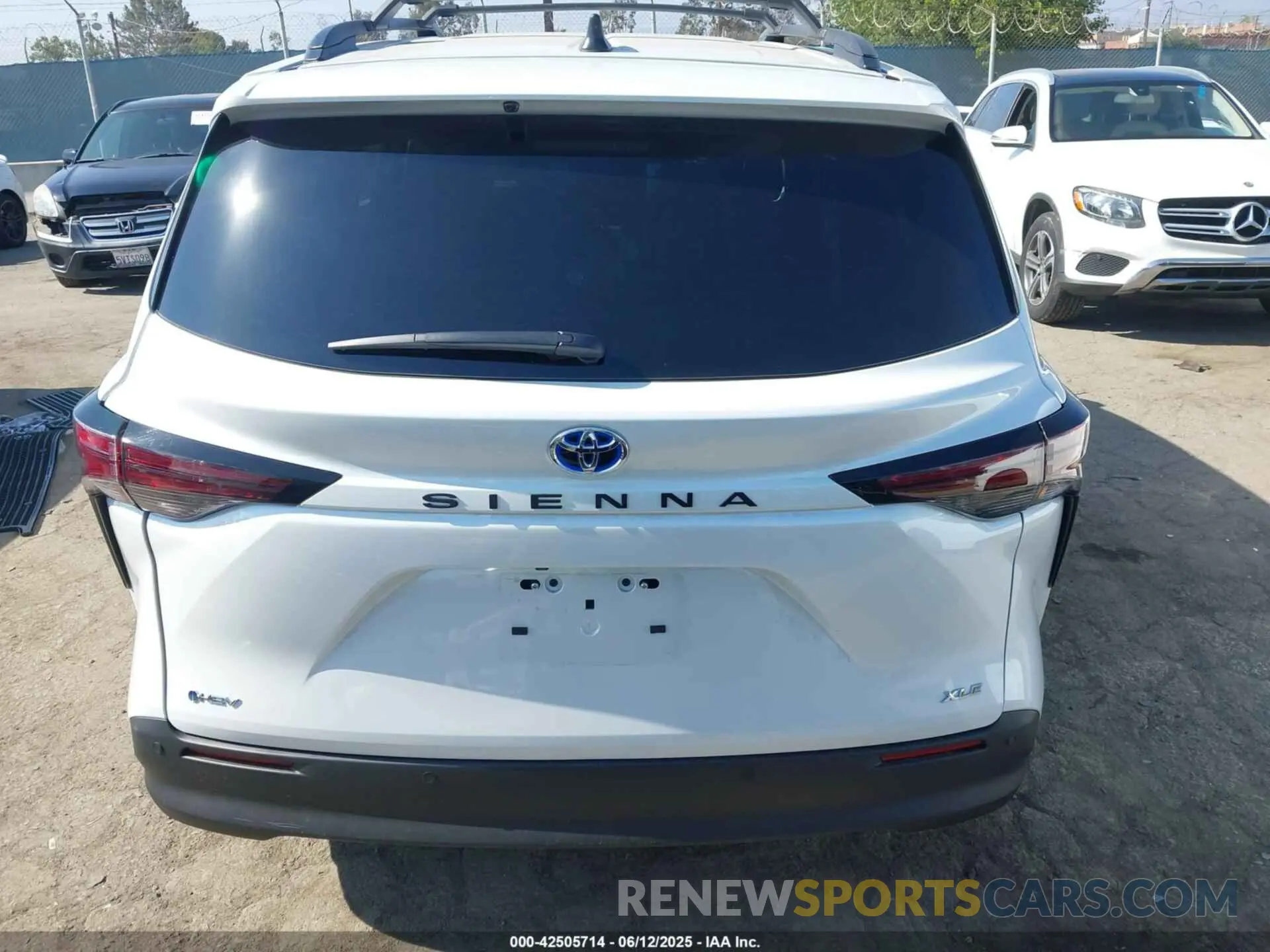 16 Photograph of a damaged car 5TDJRKEC2SS257492 TOYOTA SIENNA 2025