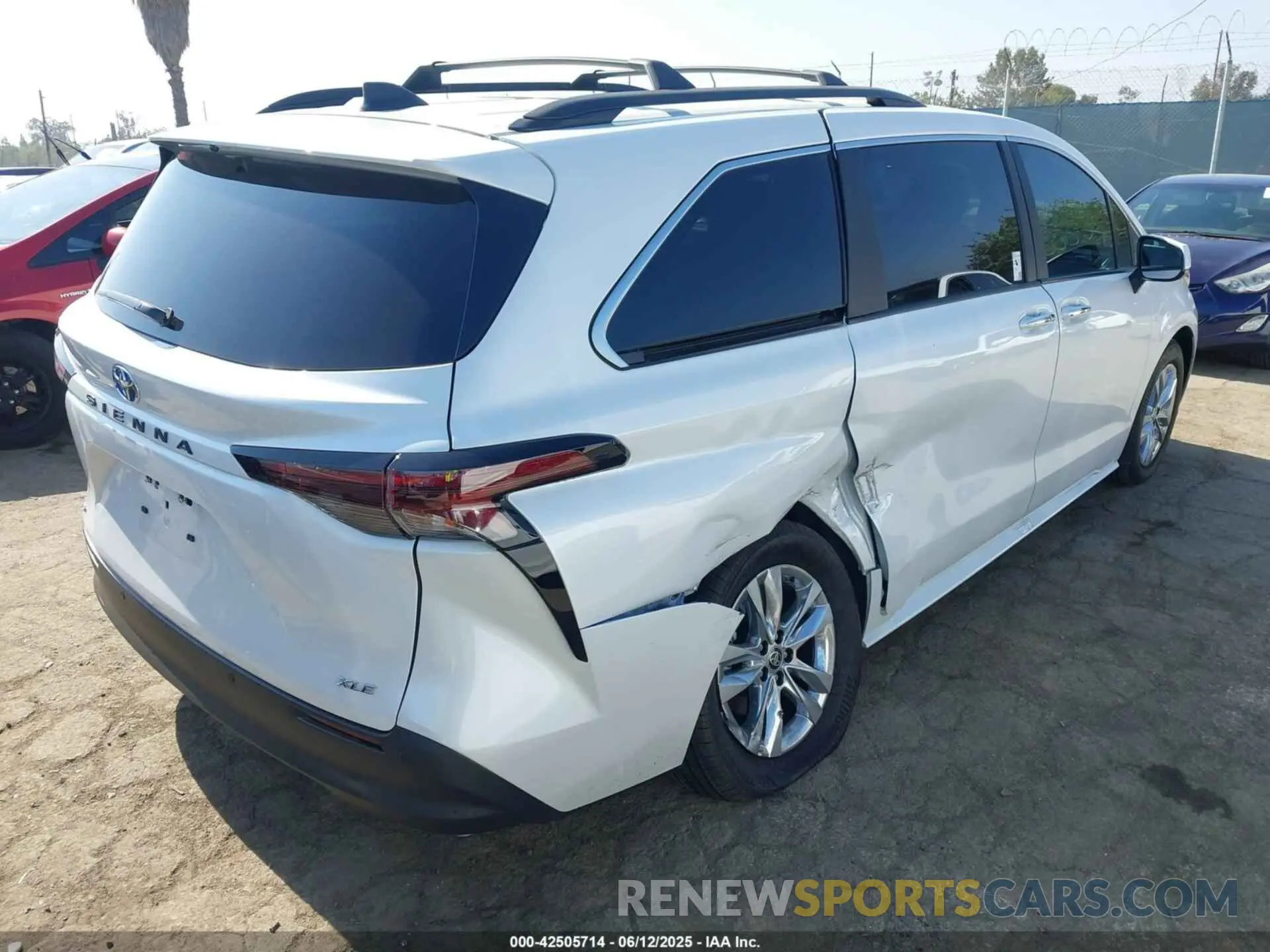 4 Photograph of a damaged car 5TDJRKEC2SS257492 TOYOTA SIENNA 2025