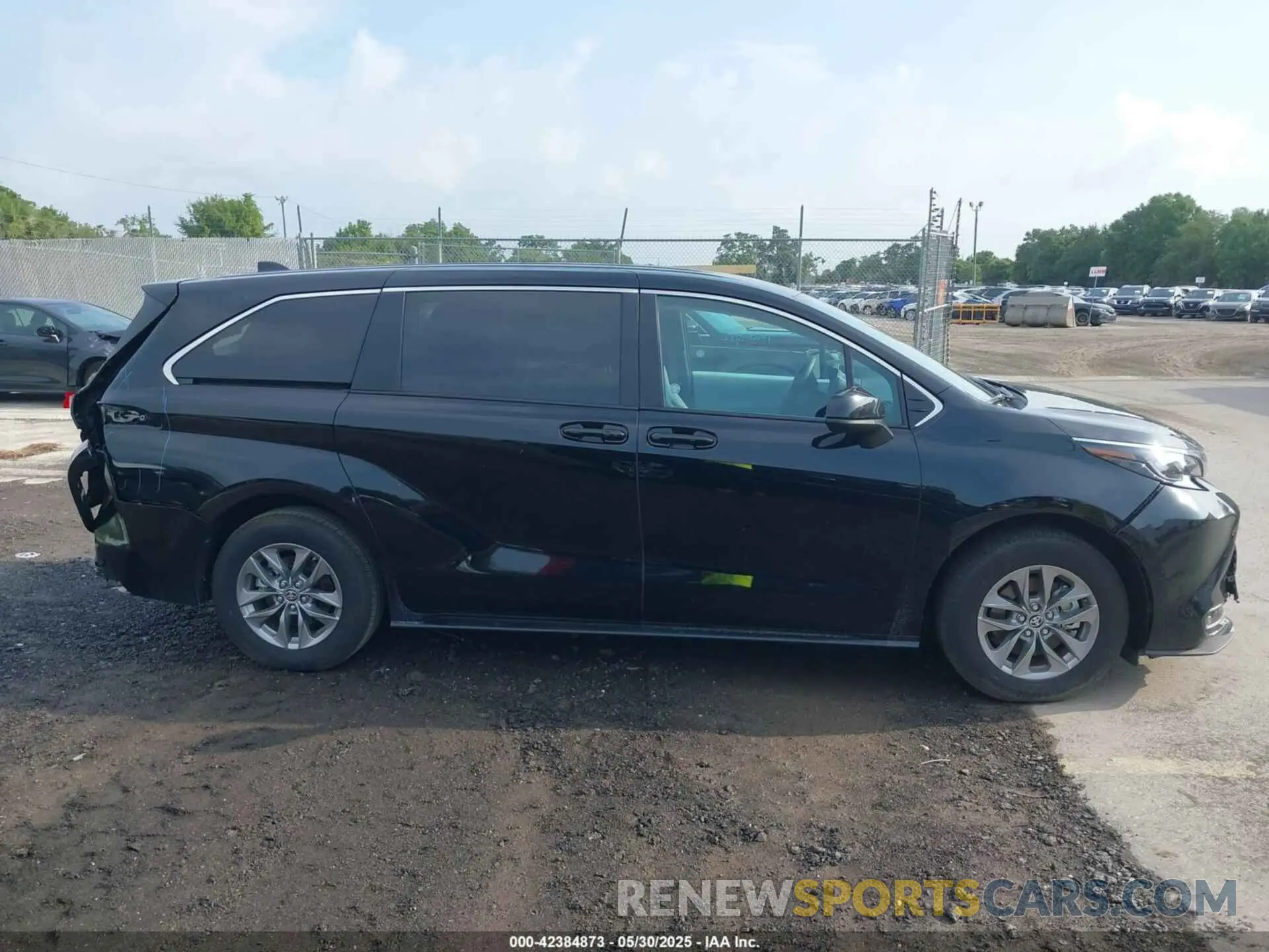 14 Photograph of a damaged car 5TDKRKEC0SS237116 TOYOTA SIENNA 2025