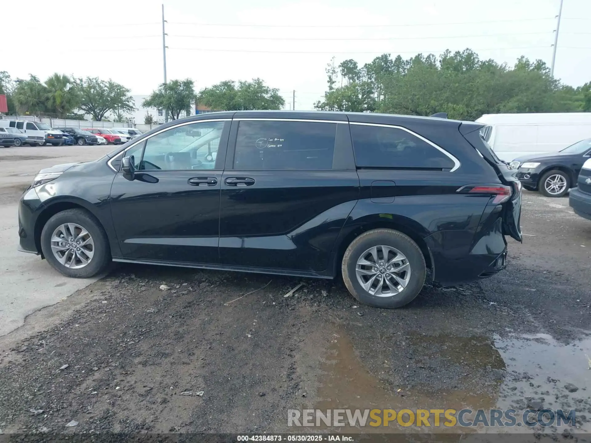 15 Photograph of a damaged car 5TDKRKEC0SS237116 TOYOTA SIENNA 2025