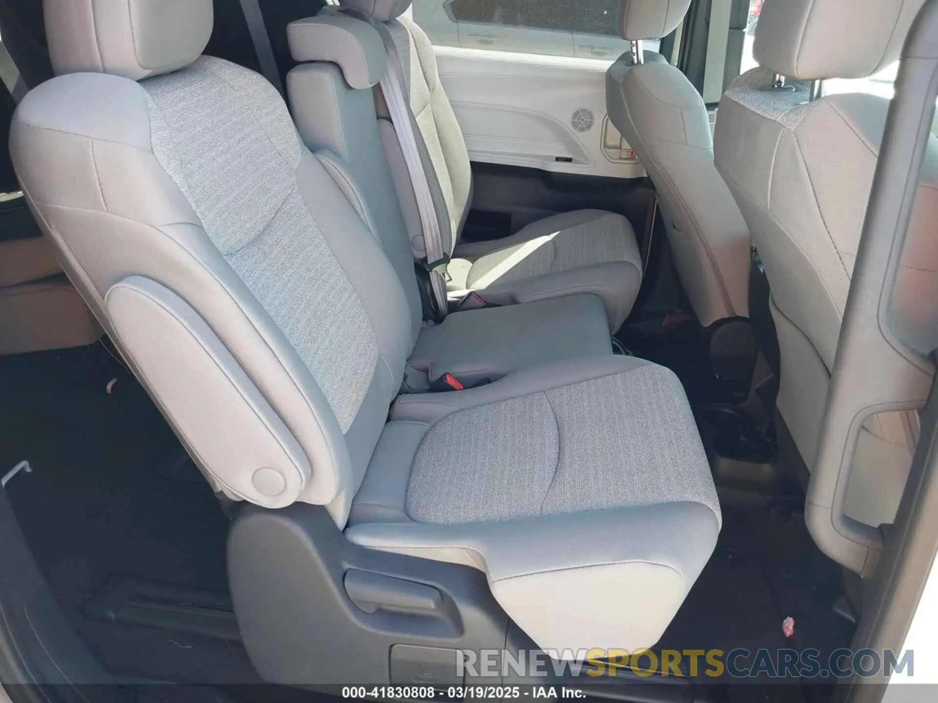 8 Photograph of a damaged car 5TDKRKEC1SS225251 TOYOTA SIENNA 2025