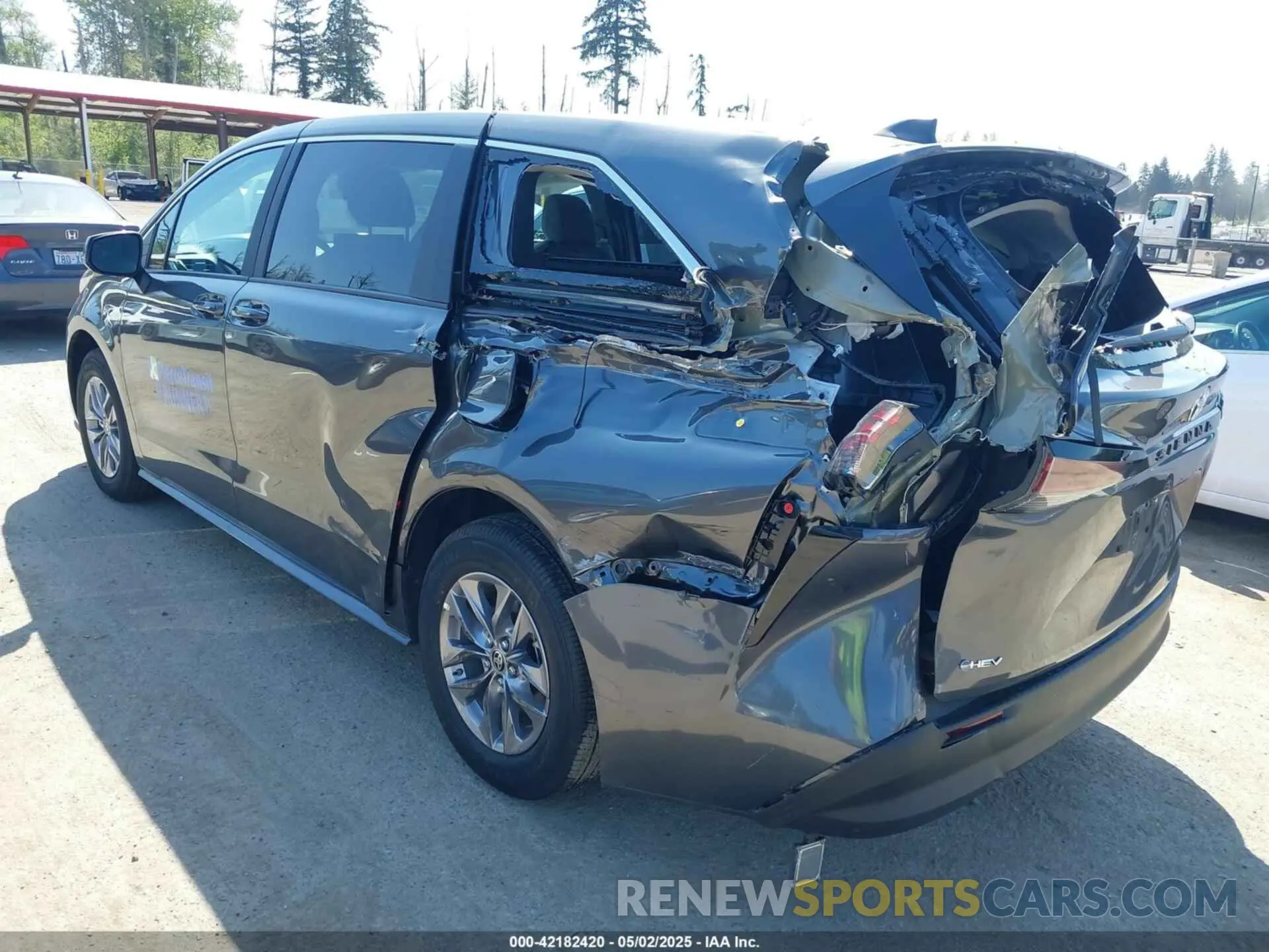 3 Photograph of a damaged car 5TDKRKEC2SS239529 TOYOTA SIENNA 2025