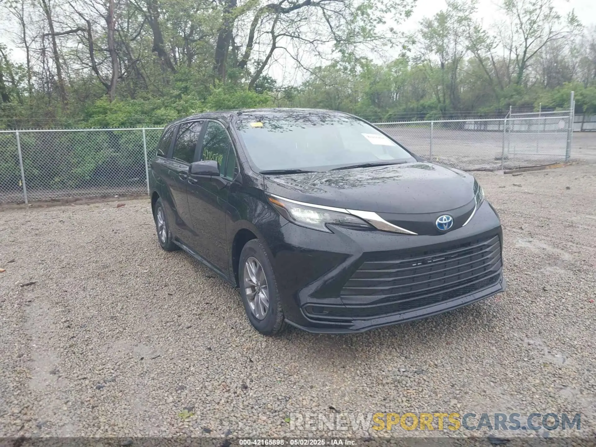 1 Photograph of a damaged car 5TDKRKEC3SS241516 TOYOTA SIENNA 2025