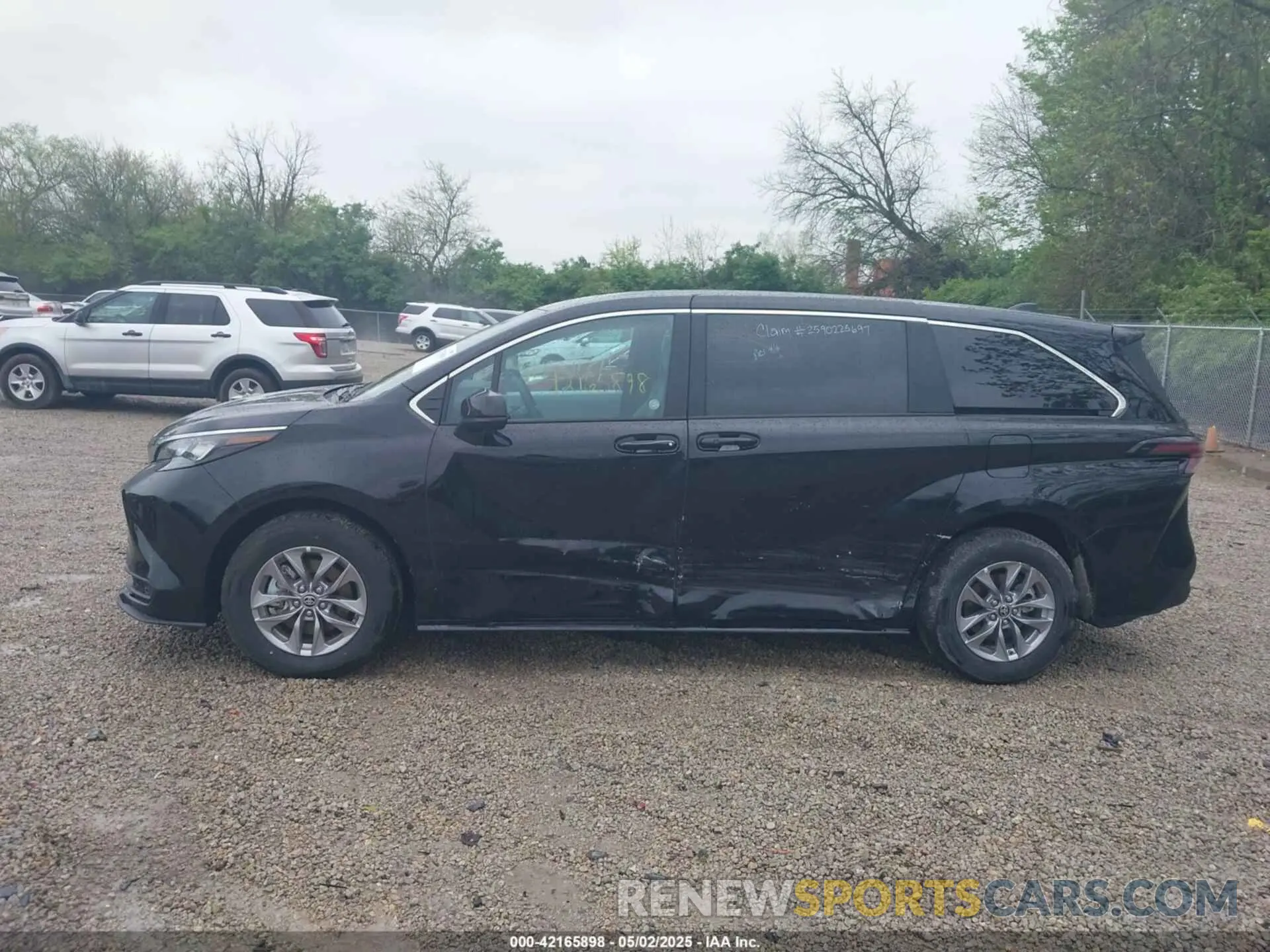 14 Photograph of a damaged car 5TDKRKEC3SS241516 TOYOTA SIENNA 2025