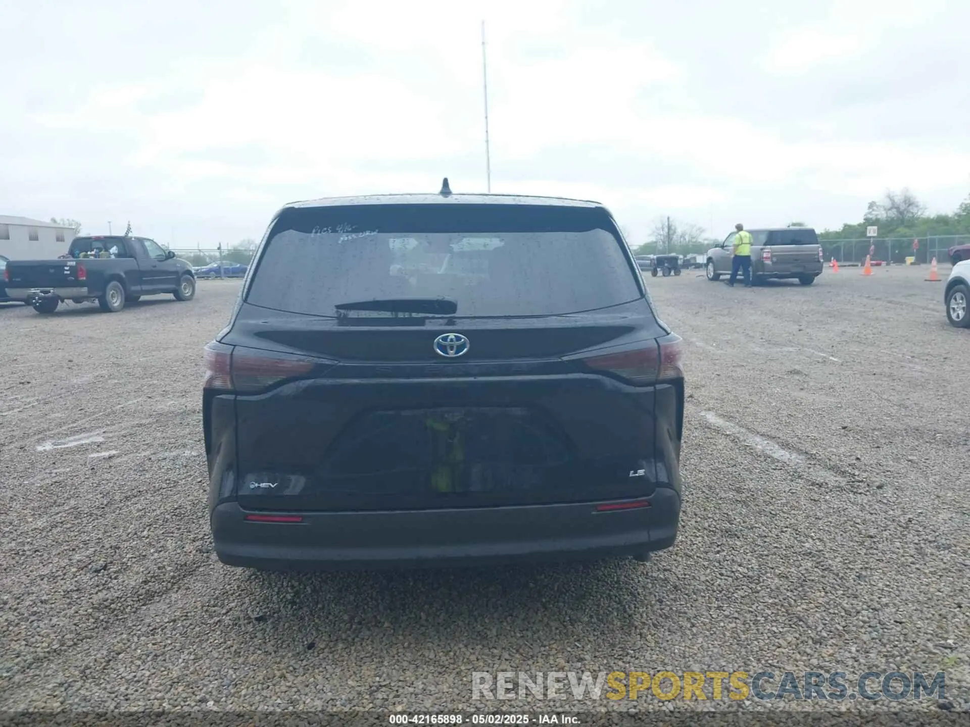 16 Photograph of a damaged car 5TDKRKEC3SS241516 TOYOTA SIENNA 2025
