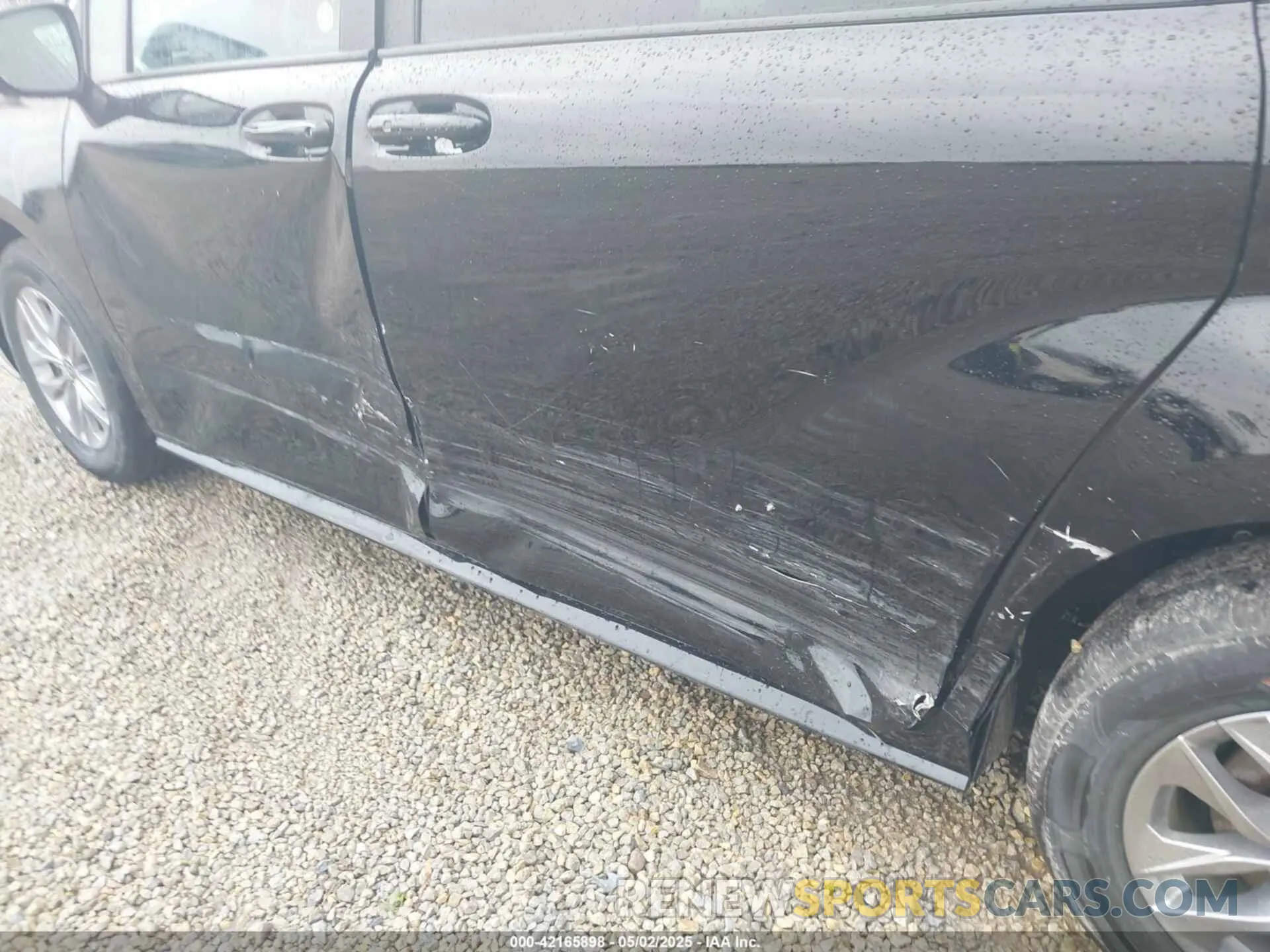 17 Photograph of a damaged car 5TDKRKEC3SS241516 TOYOTA SIENNA 2025