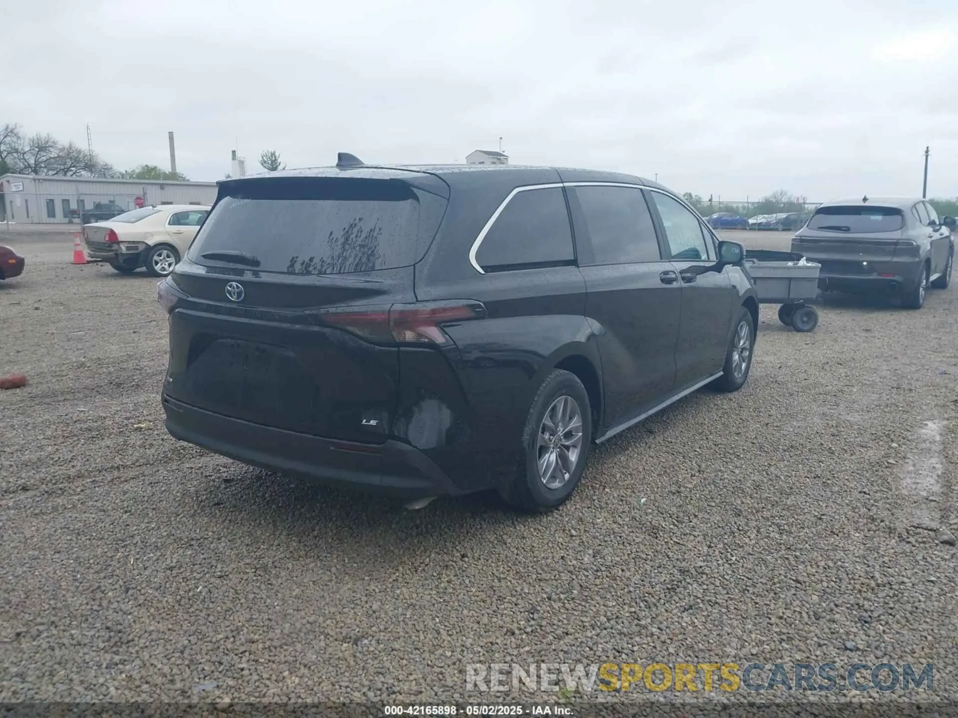 4 Photograph of a damaged car 5TDKRKEC3SS241516 TOYOTA SIENNA 2025