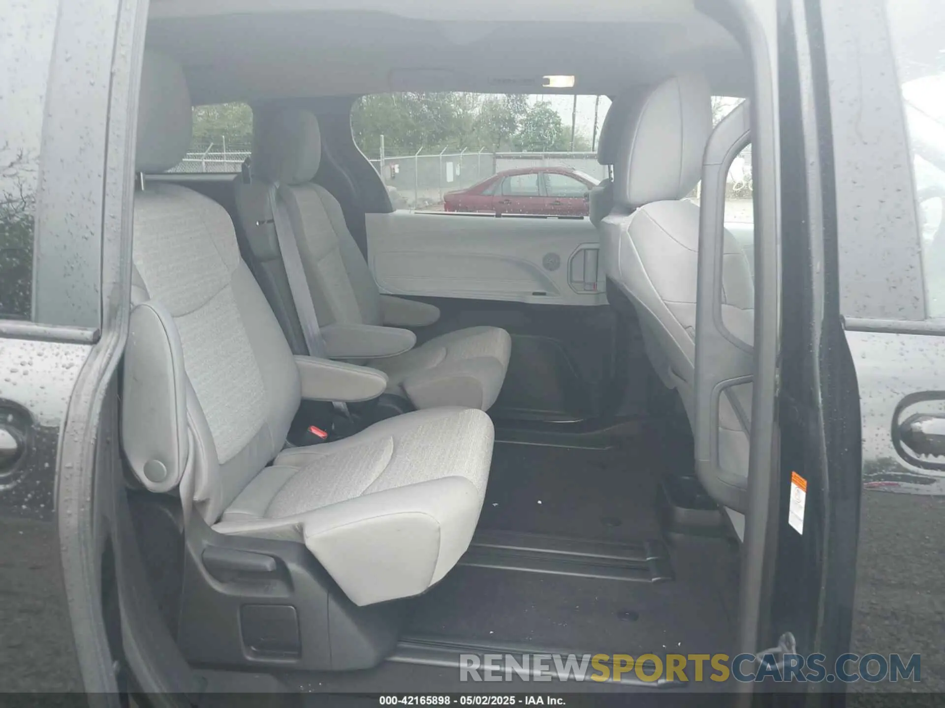 8 Photograph of a damaged car 5TDKRKEC3SS241516 TOYOTA SIENNA 2025