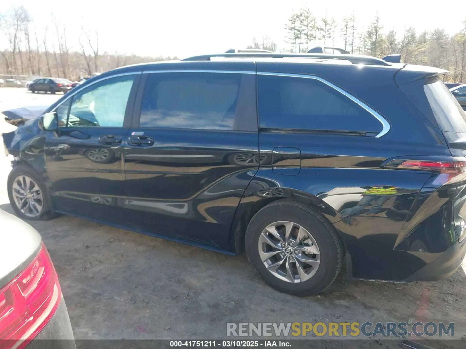 14 Photograph of a damaged car 5TDKSKFC2SS164981 TOYOTA SIENNA 2025